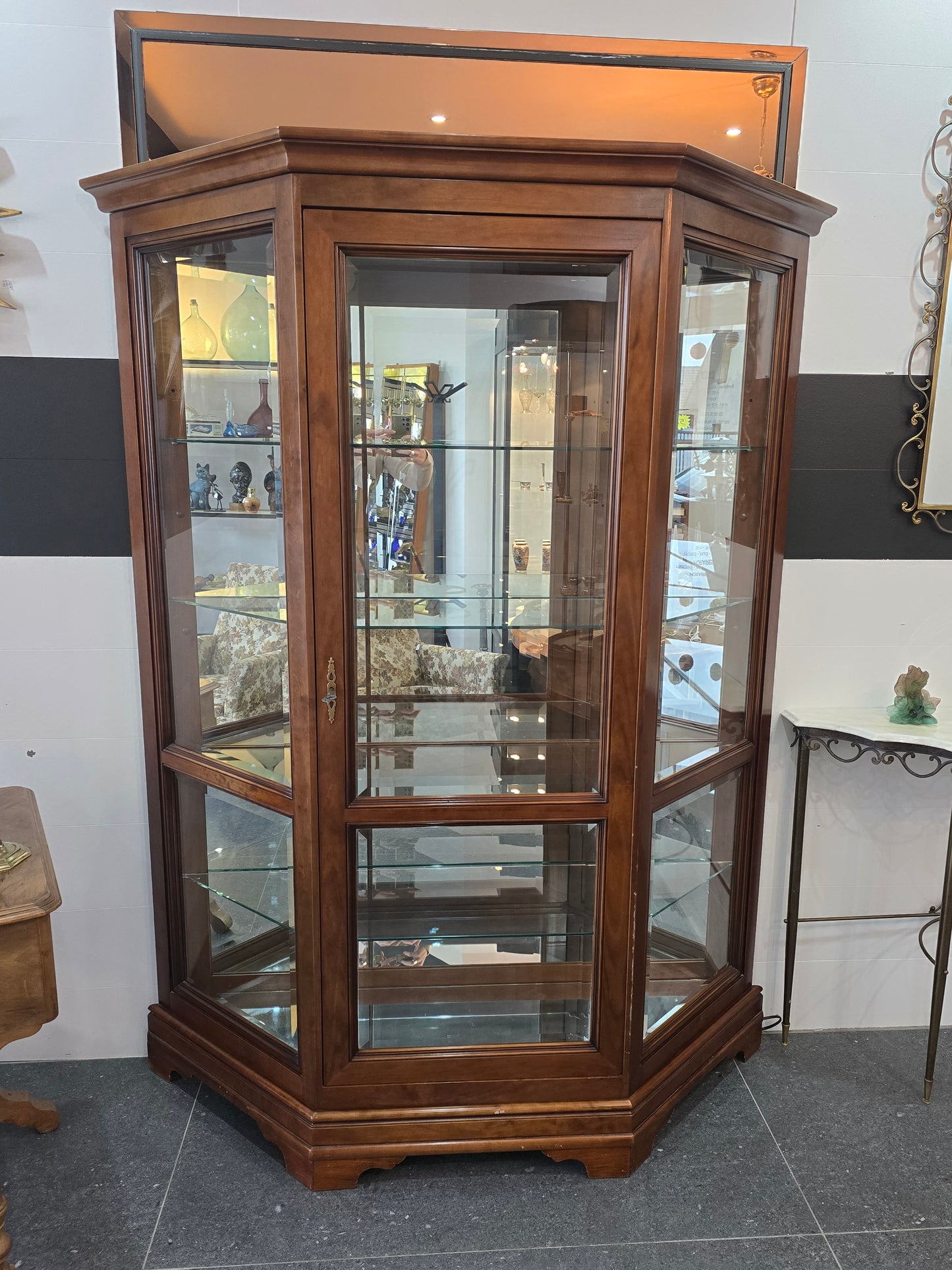 Vitrine hexagonale vintage en bois et verre – éclairé-Style classique. Collection