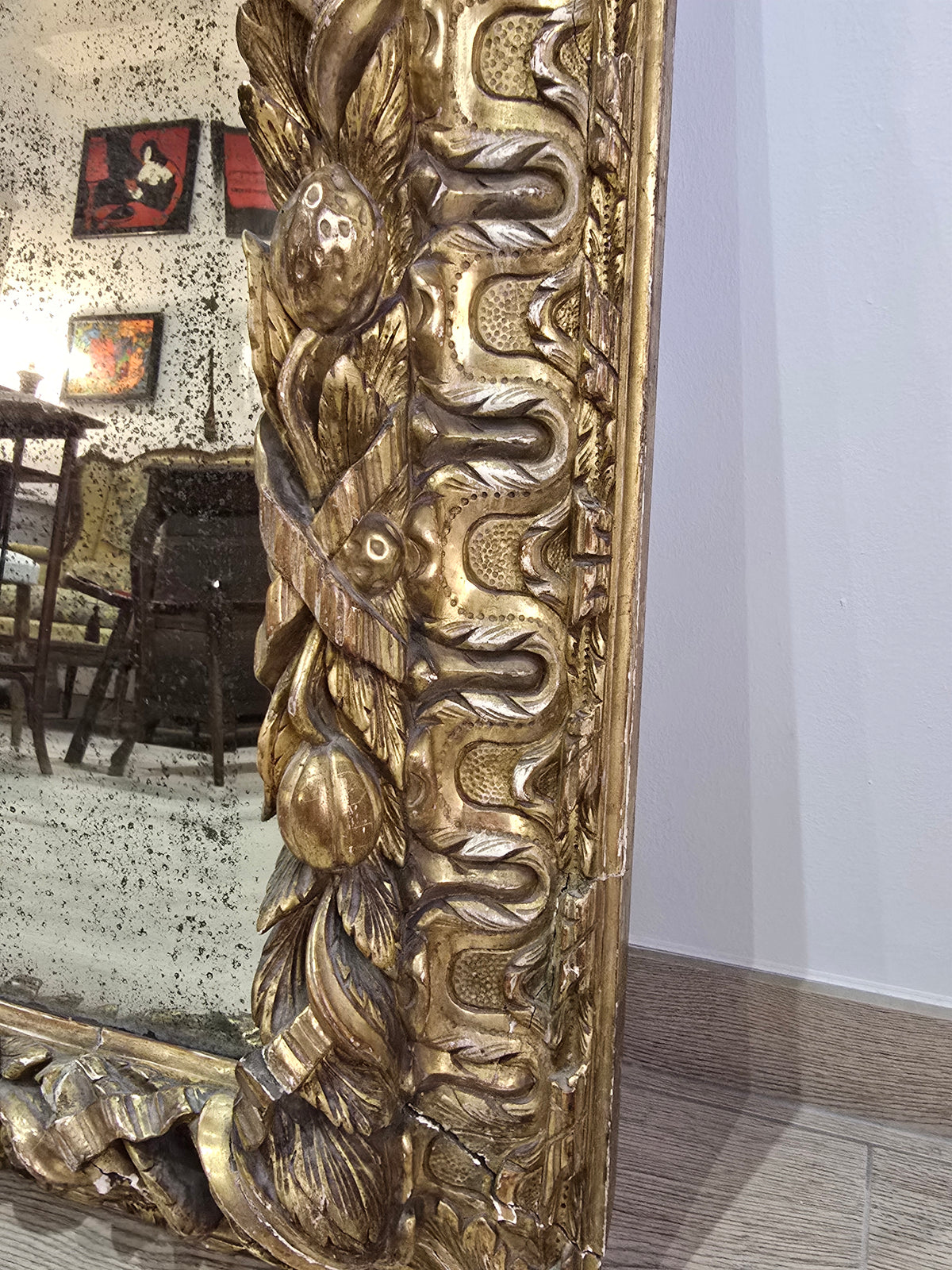 Exceptionnel miroir XVIIIe siècle en bois sculpté doré – décor oiseaux, fruits et angelot – 98 x 68 cm.