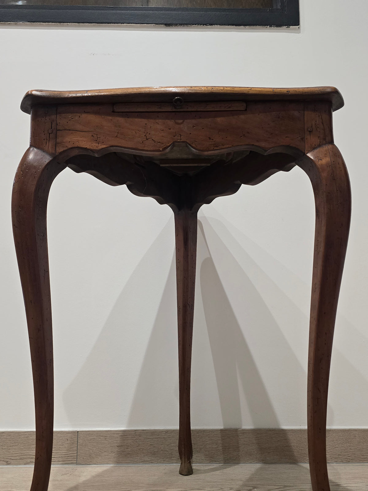 Table d'Appui Triangulaire à Écritoire – Estampillée André Mailfert (Orléans) – Style Louis XV