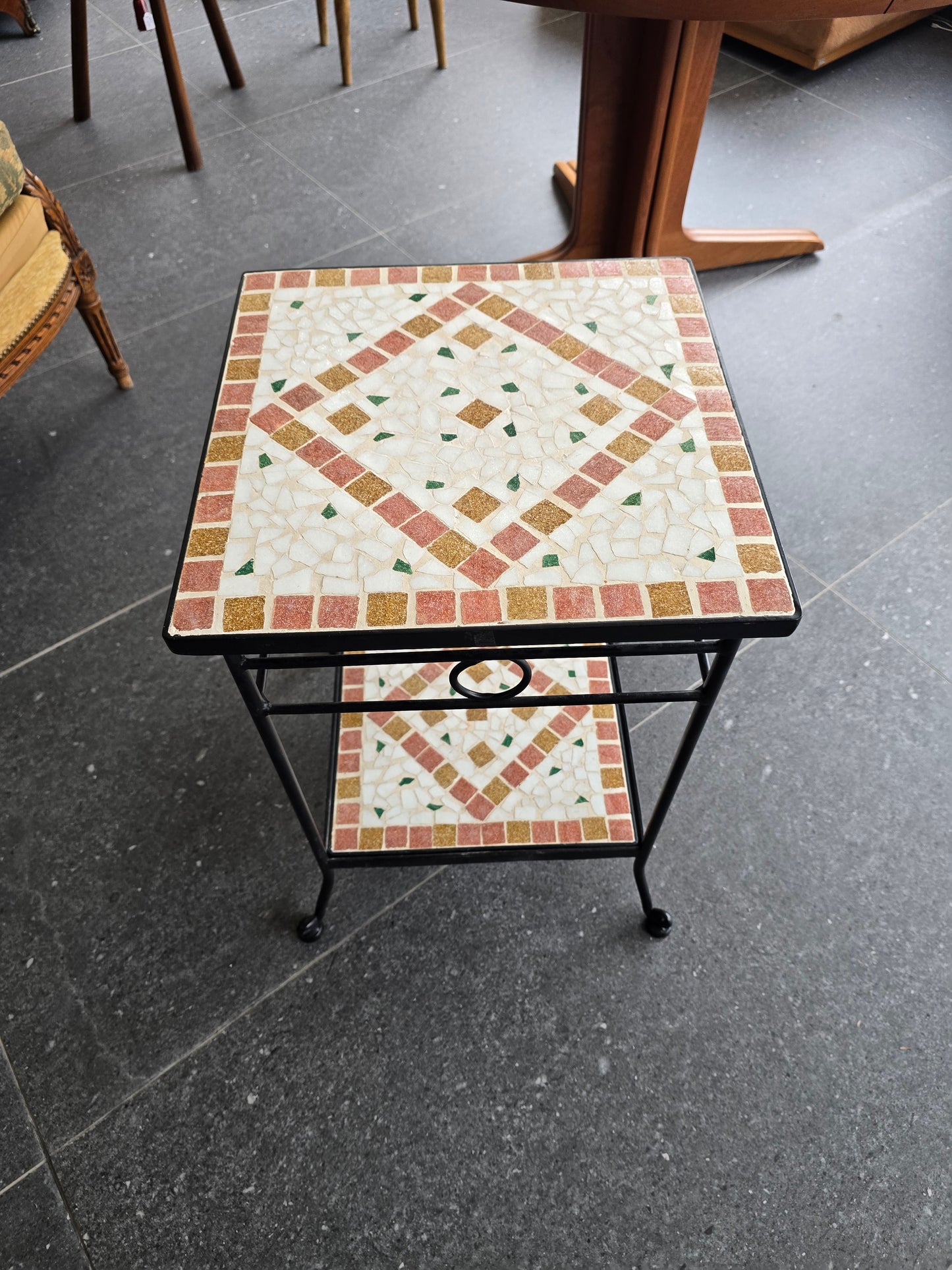 Table d’appoint / sellette en fer forgé et mosaïque