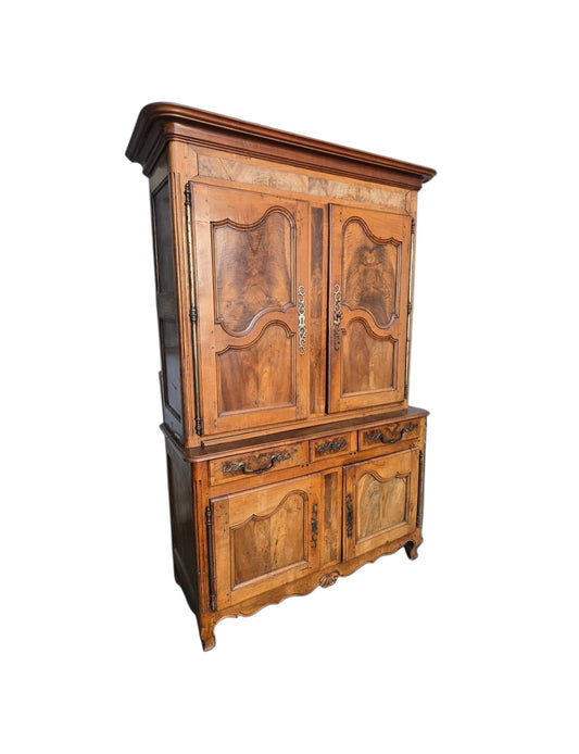 Buffet deux-corps d’époque Louis XV en noyer massif – XVIIIe siècle