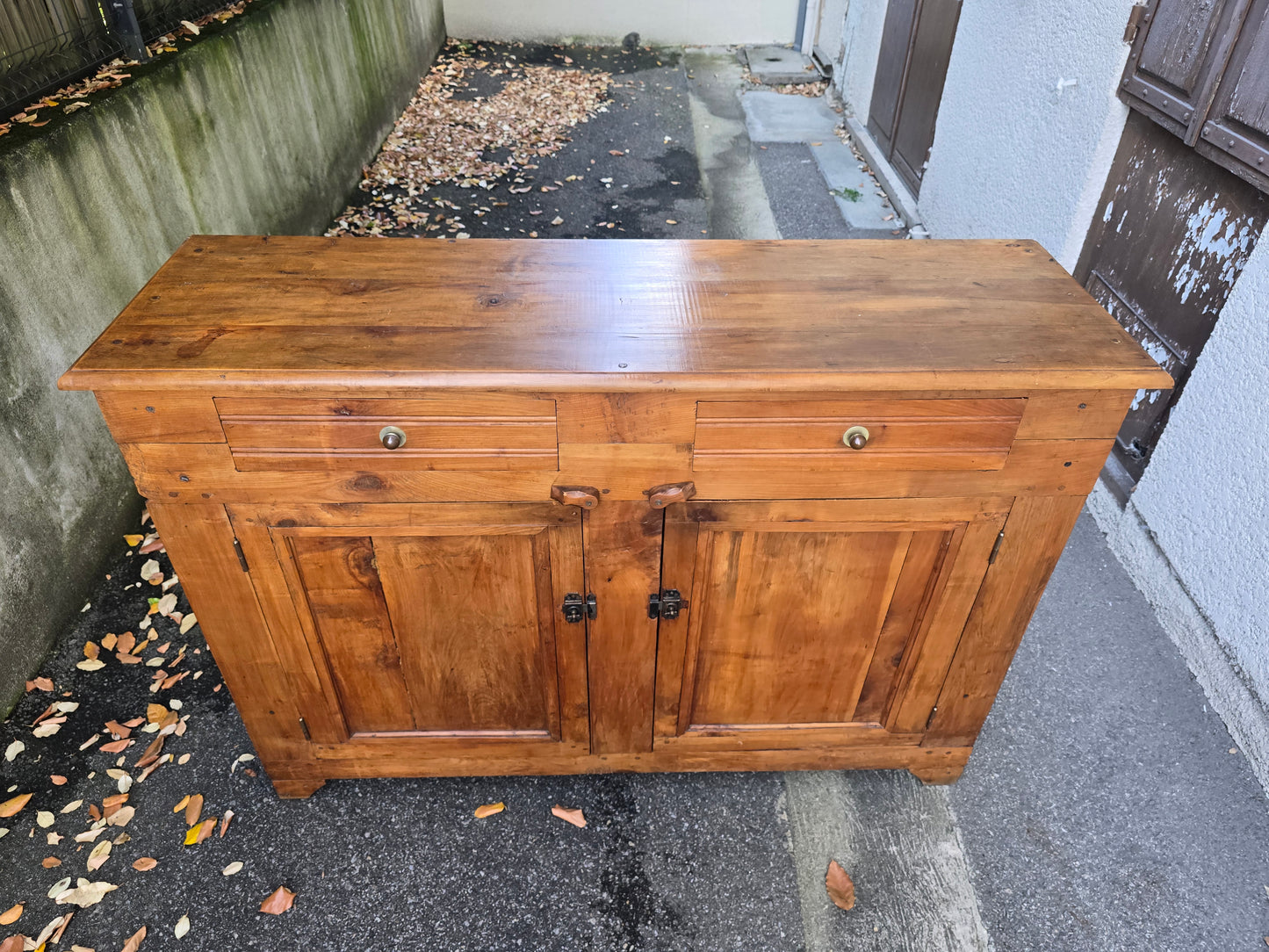 Buffet ancien de ferme en cerisier massif – style campagne rustique