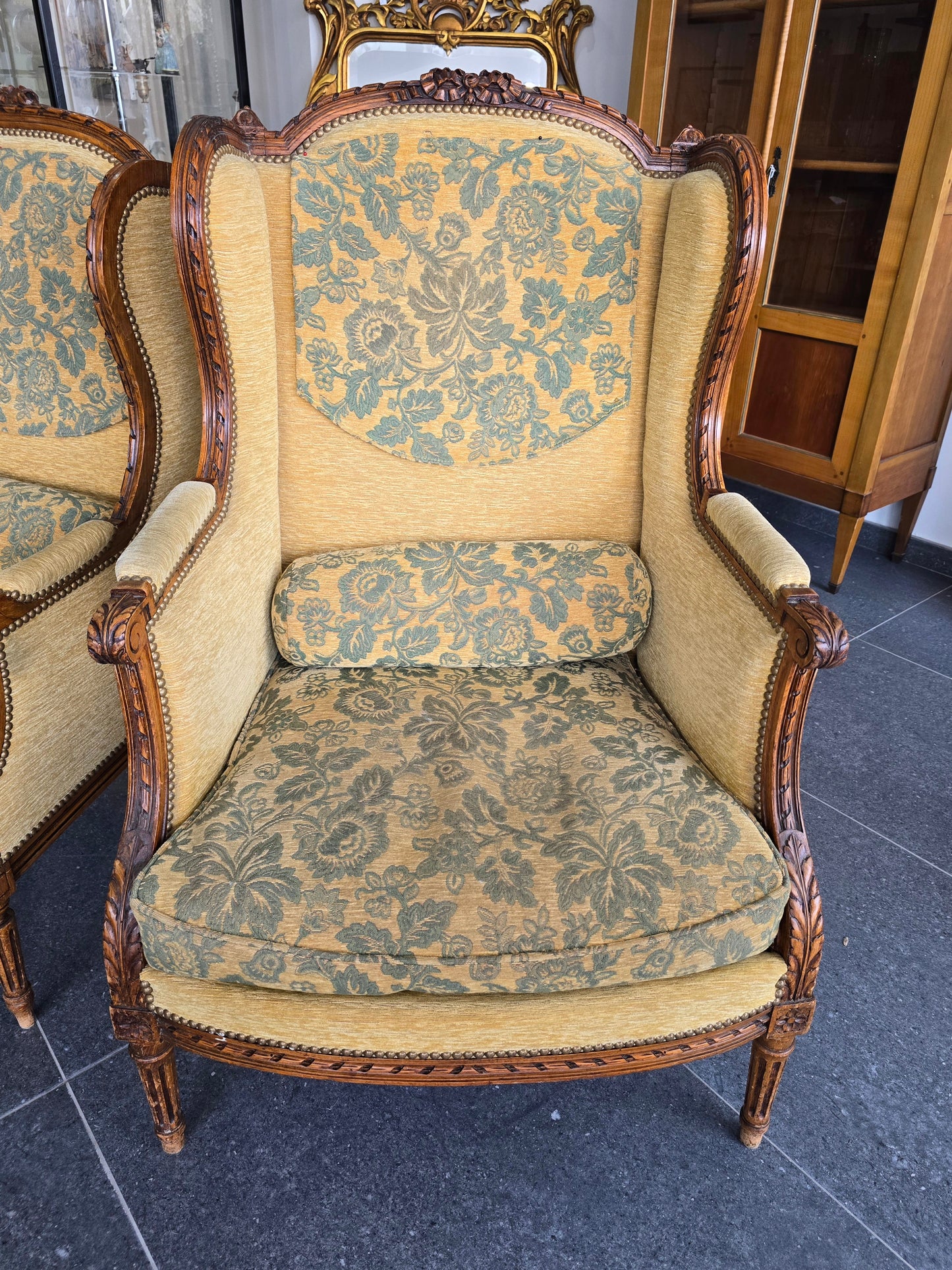 fauteuils bergères Louis XVI – paire dépareillées – XIXe / début XXe
