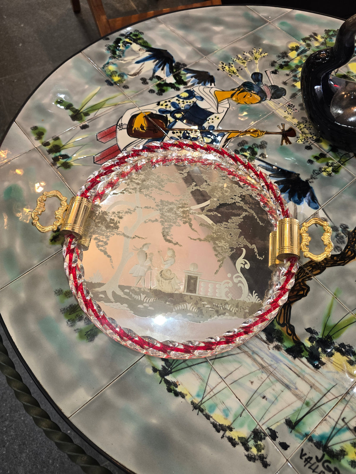 Plateau miroir gravé à bordure en verre torsadé rouge & blanc  Murano / Venise (c. 1940–1950)
