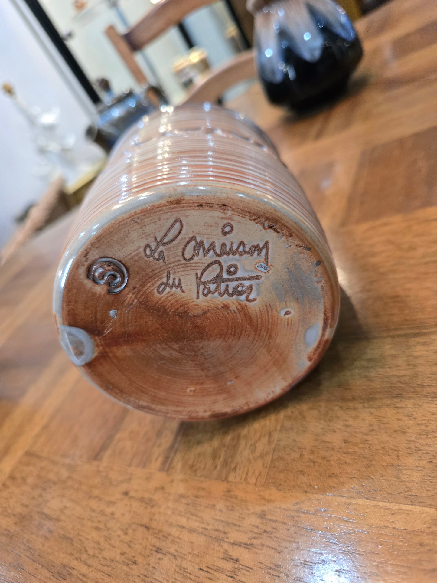 Pot cylindrique en grès émaillé tourné strié signé – Artisan potier