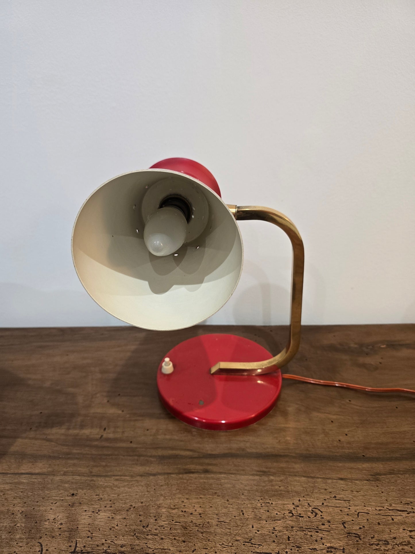 Lampe de bureau vintage style diabolo, rouge et laiton – années 50/60