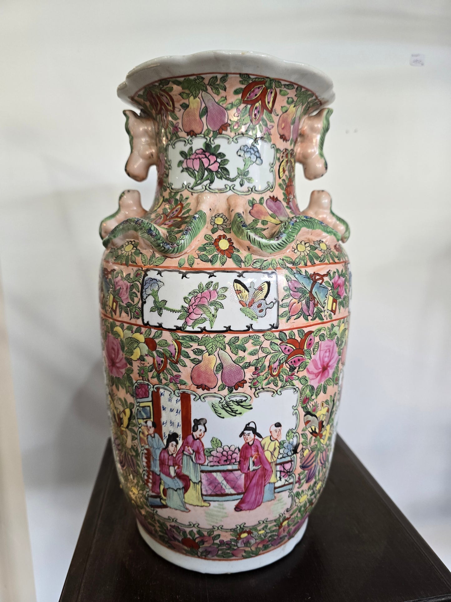 Grand vase chinois en porcelaine polychrome – Décor floral et scènes figurées