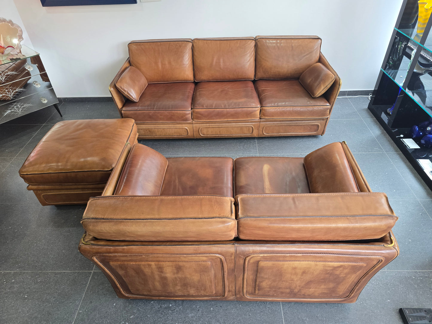 Salon Roche Bobois vintage années 80 – Cuir de buffle cognac – 2 canapés + pouf