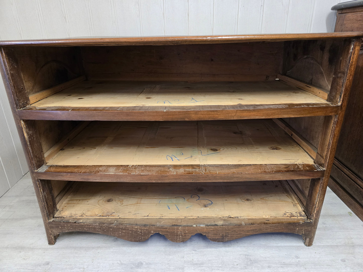 Commode provinciale en noyer massif – Époque Louis XIV / Régence – Début XVIIIᵉ siècle