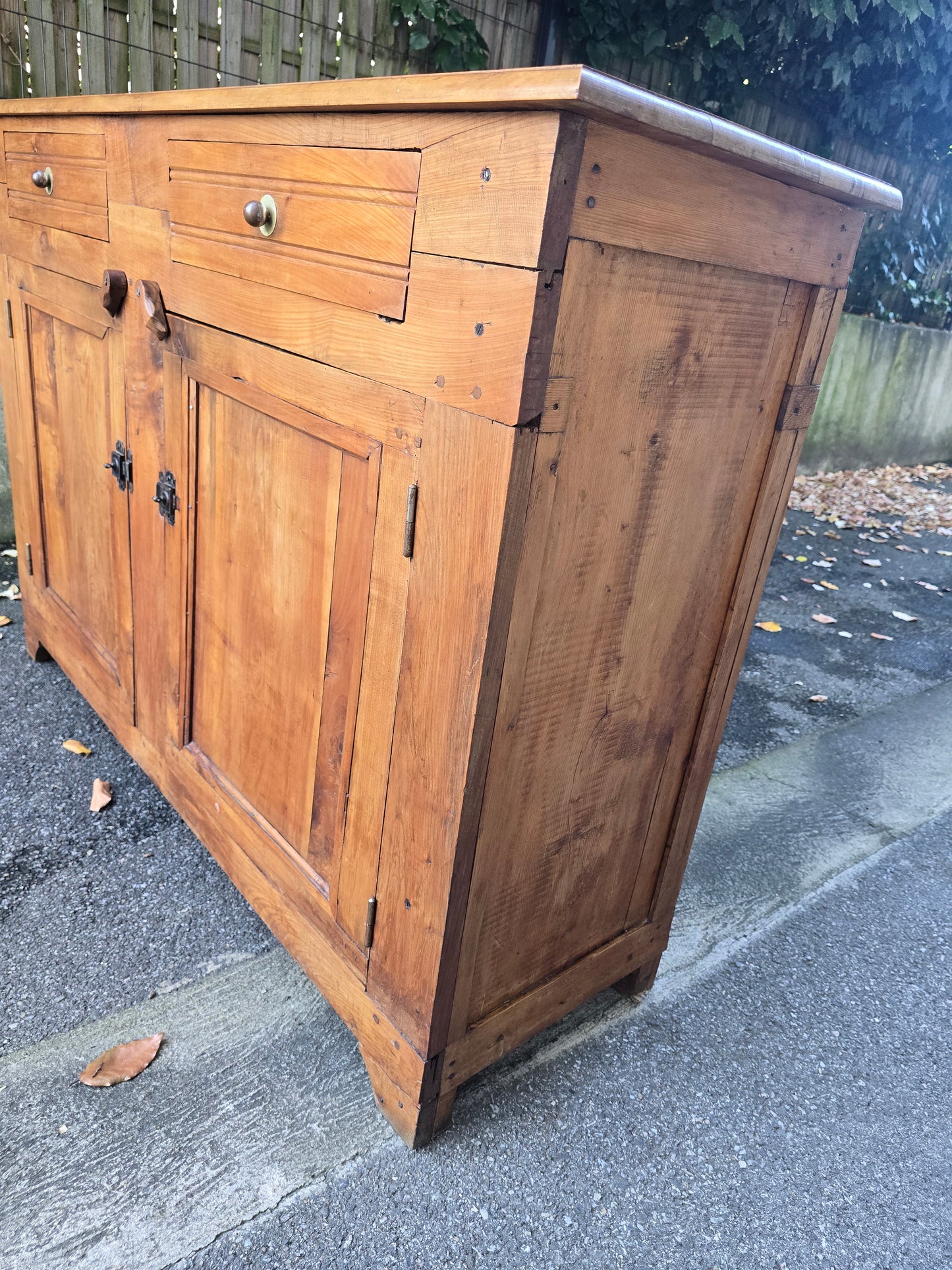 Buffet ancien de ferme en cerisier massif – style campagne rustique