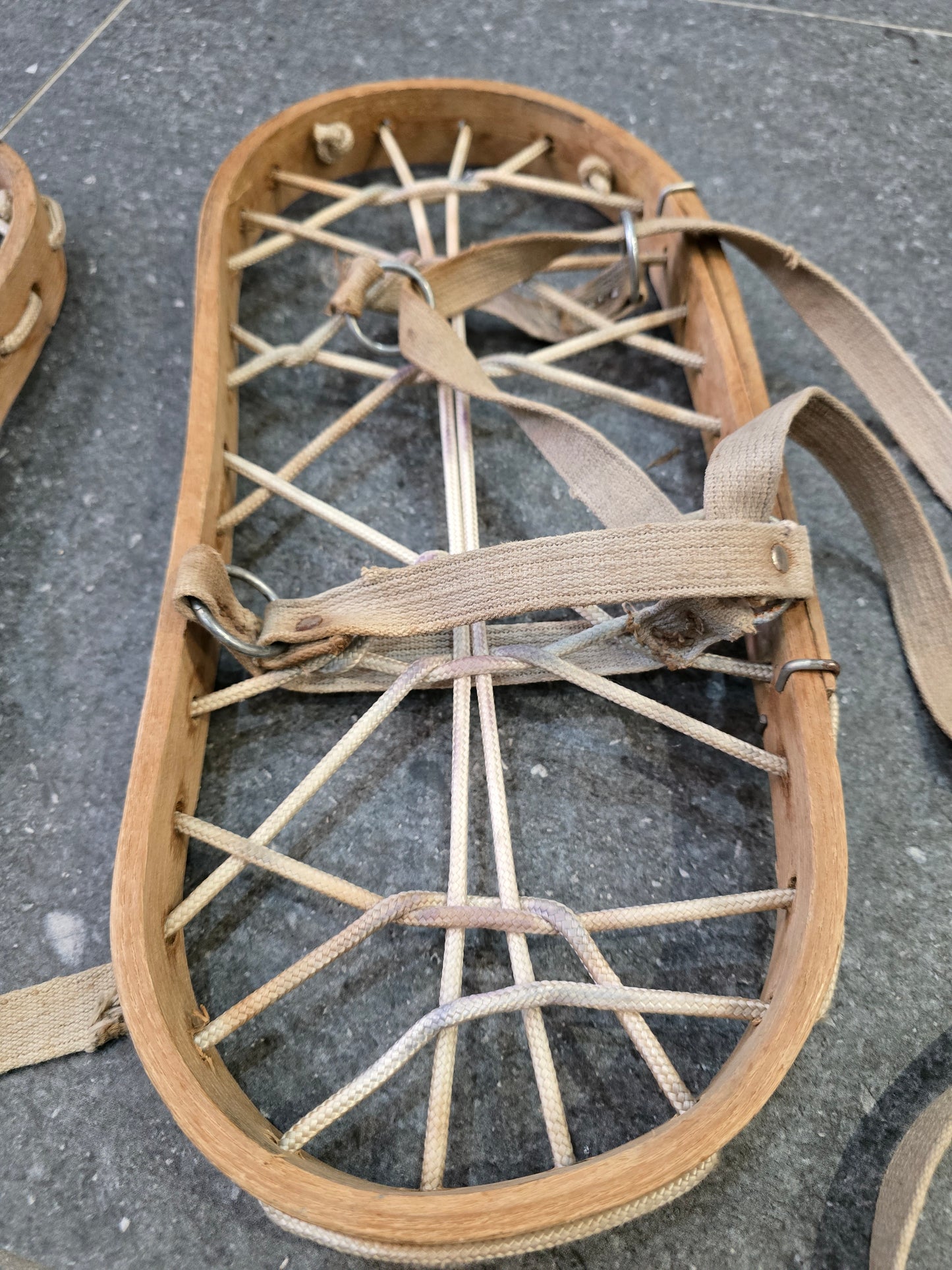 Paire de raquettes à neige vintage Hiverna – Bois et corde tressée – Made in France