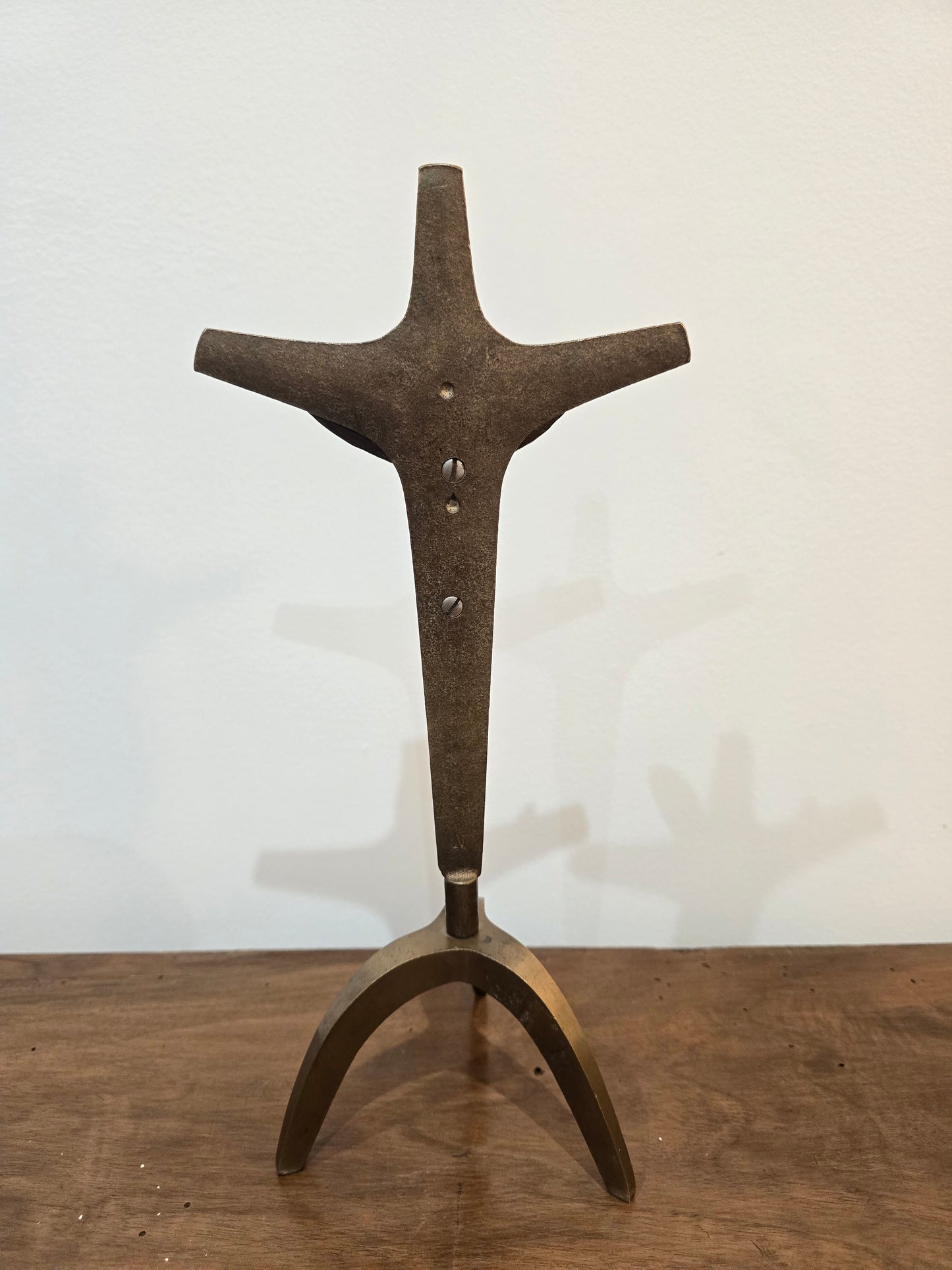 Crucifix / Christ moderne sur socle – bronze et métal doré