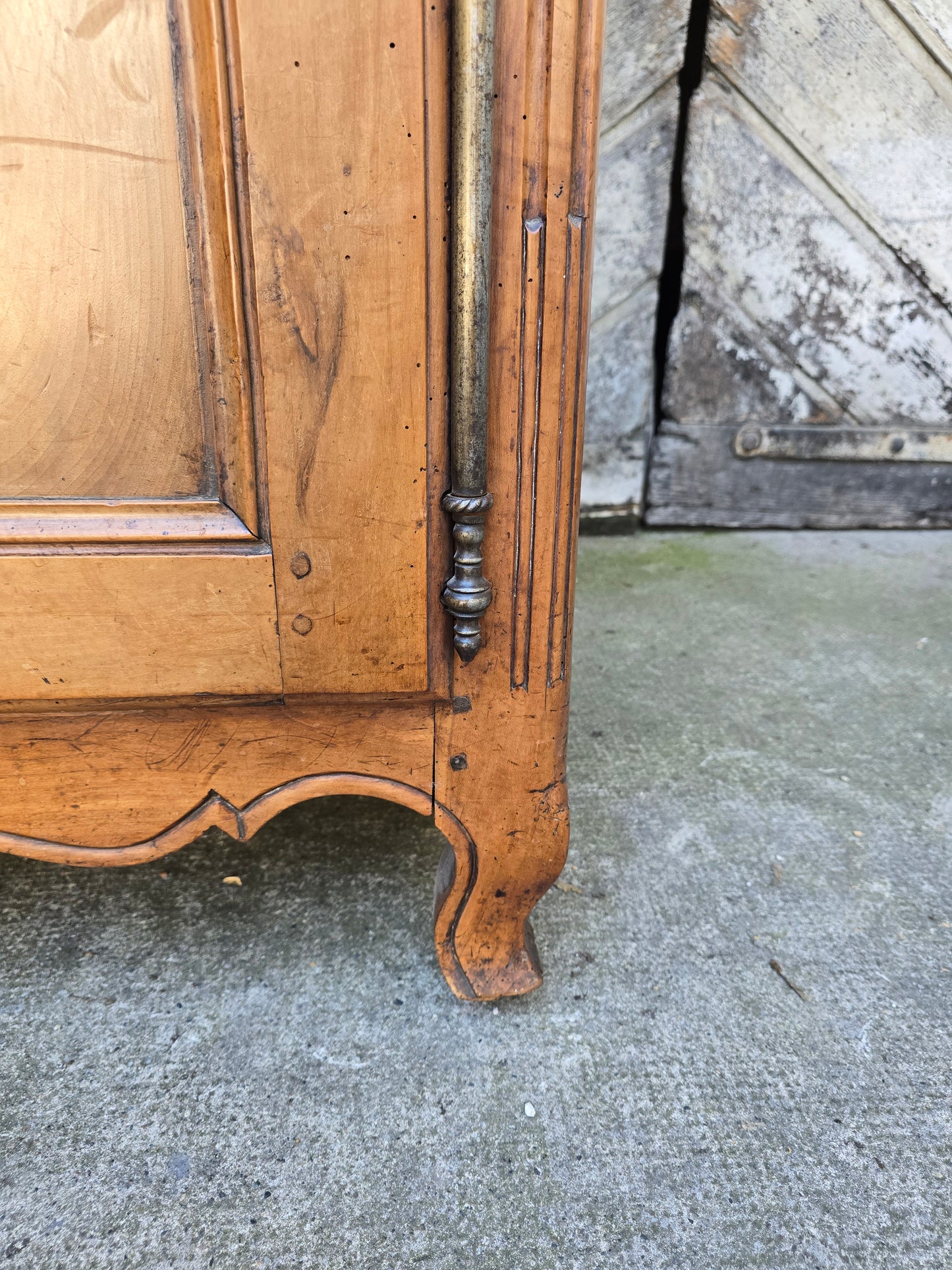 Buffet deux-corps d’époque Louis XV en noyer massif – XVIIIe siècle