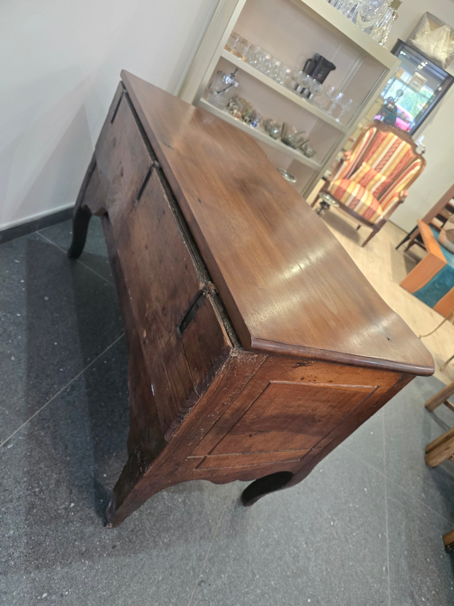 Commode coffre régionale en noyer massif, style Louis XV – fin XVIIIe / début XIXe siècle