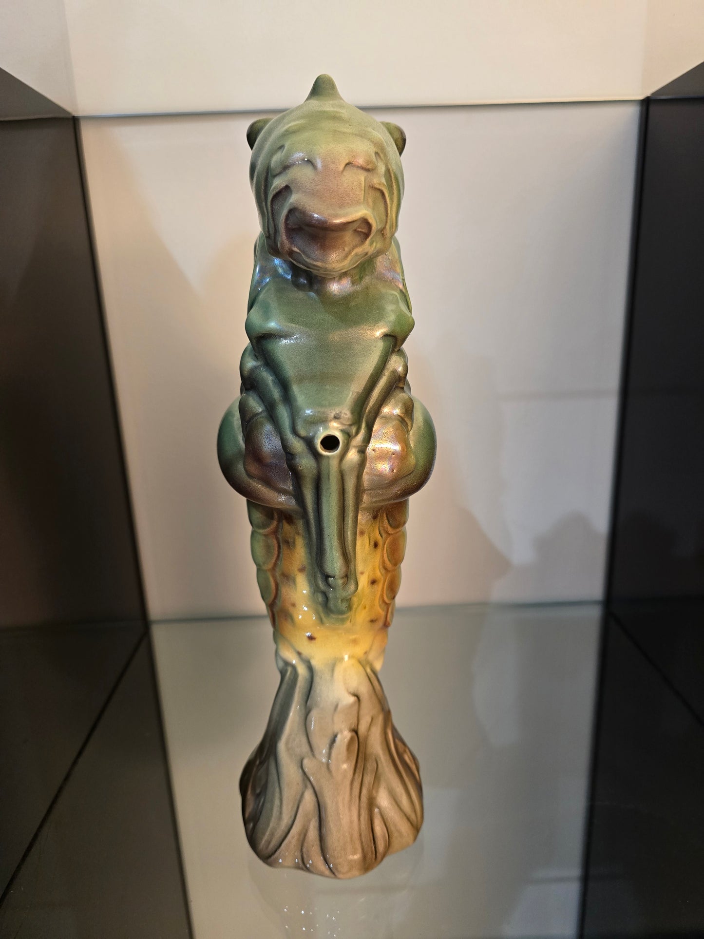 Pichet à Absinthe “La Sauterelle” – Faïencerie de Saint-Clément – Vers 1910