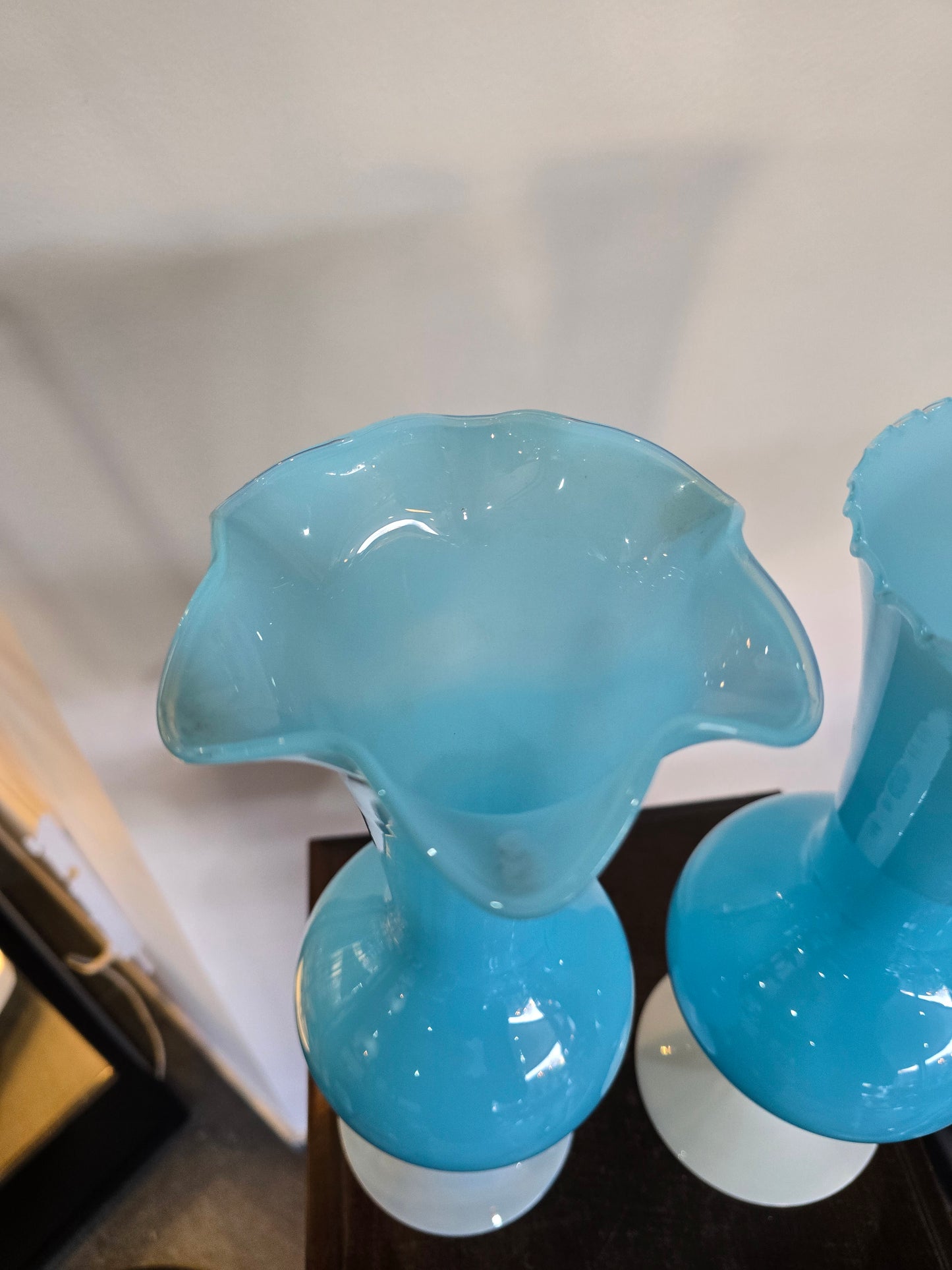 Paire de vase en verre soufflé bleu opalin – H. 35 cm