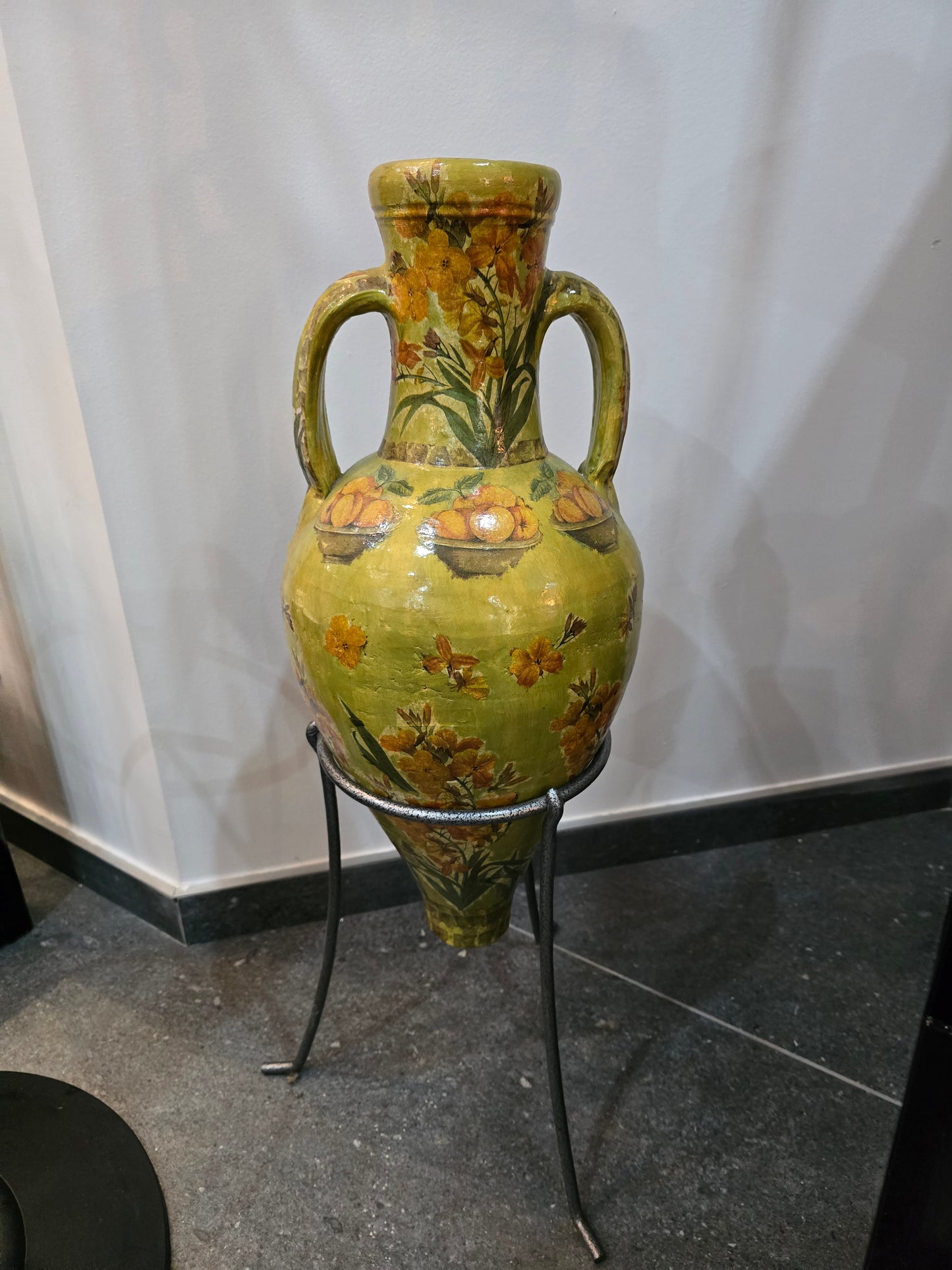 Grand vase décoratif à anses – Décor floral peint – Sur pied en métal