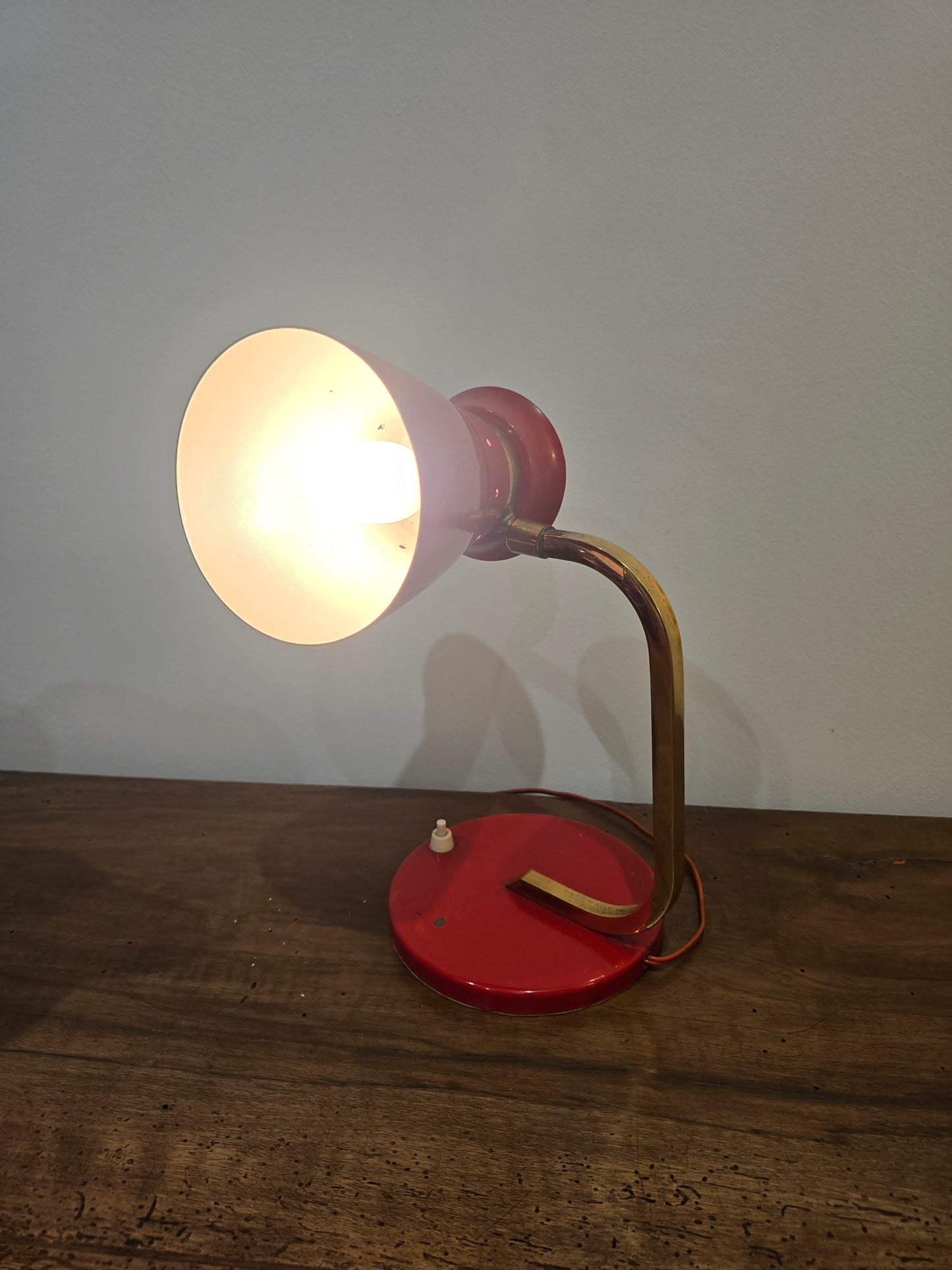 Lampe de bureau vintage style diabolo, rouge et laiton – années 50/60