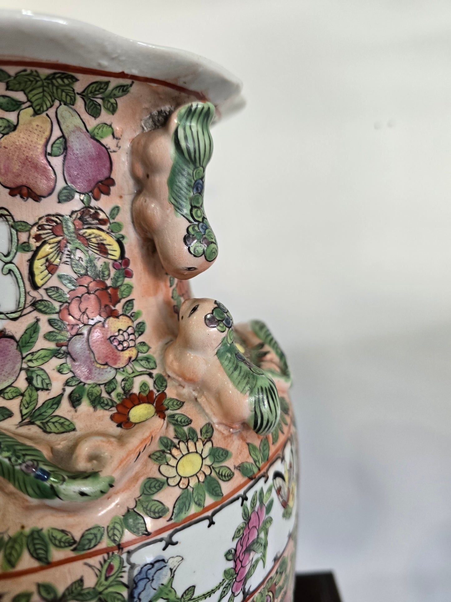 Grand vase chinois en porcelaine polychrome – Décor floral et scènes figurées