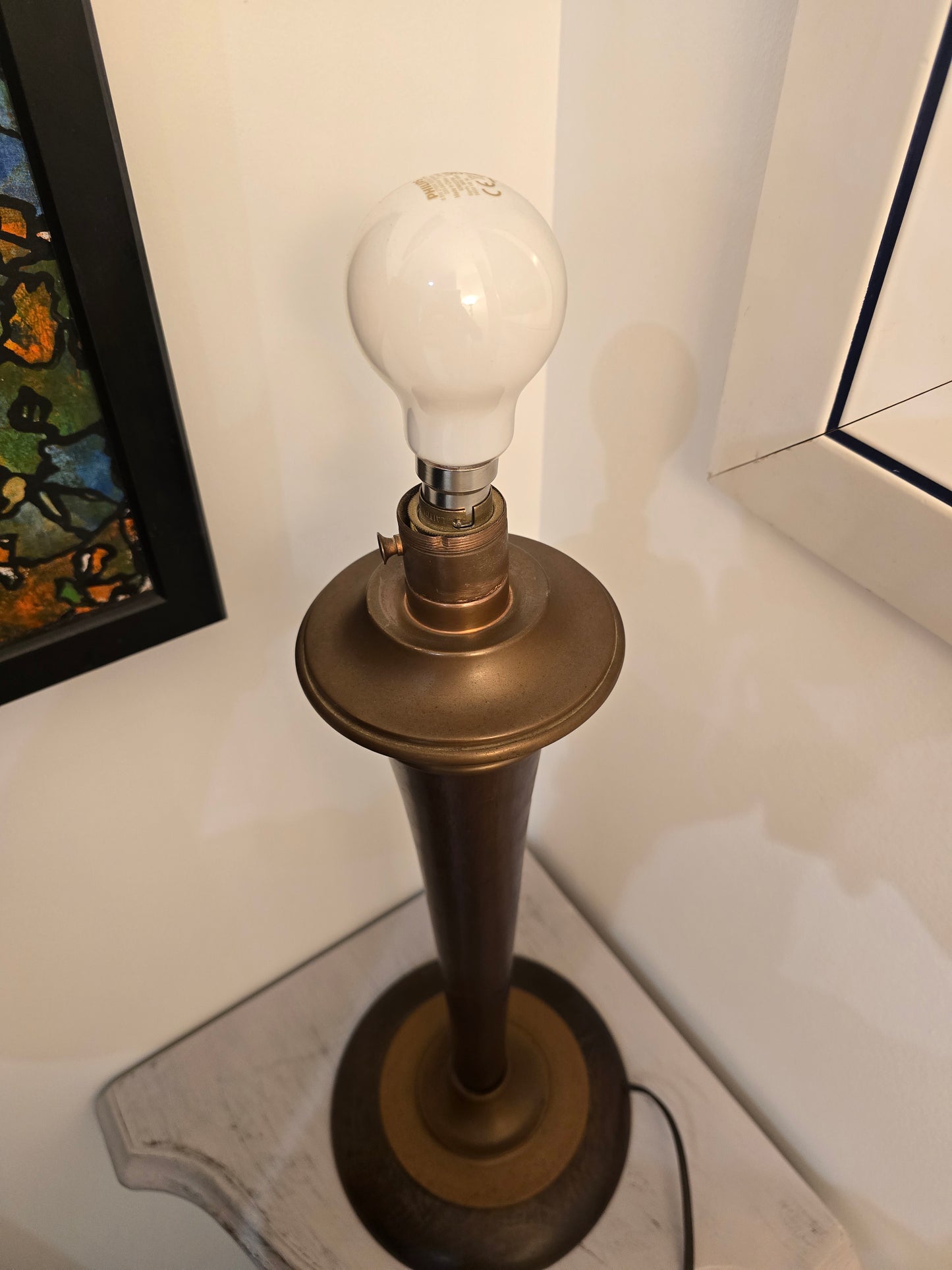 Pied de Lampe vintage style scandinave en bois foncé et métal bronze – 58 cm