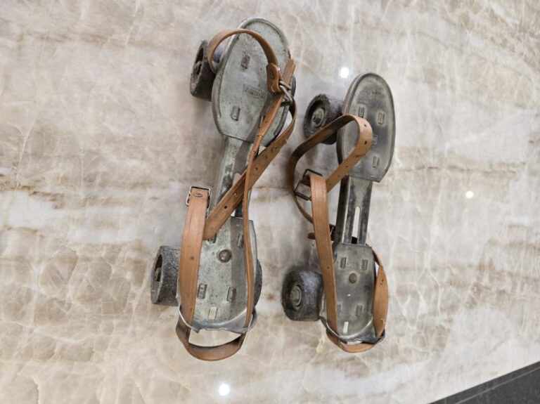 Paire de patins à roulettes vintage Speedy Junior en métal et cuir – Années 50