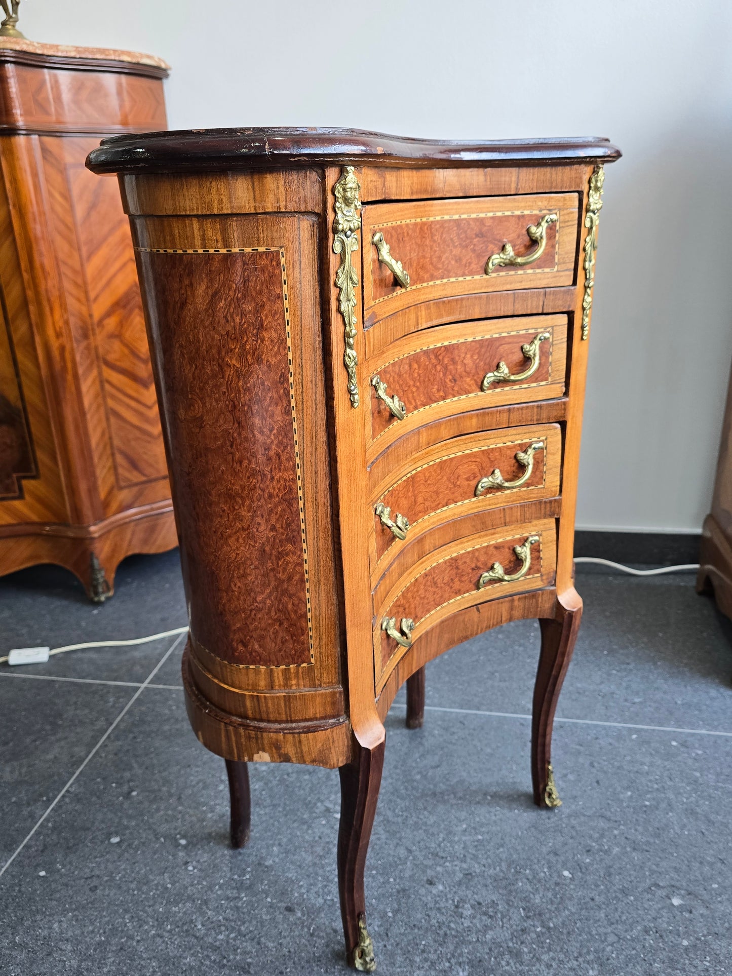 Commode galbée demi-lune en marqueterie – Style Louis XV, fin XIXe siècle