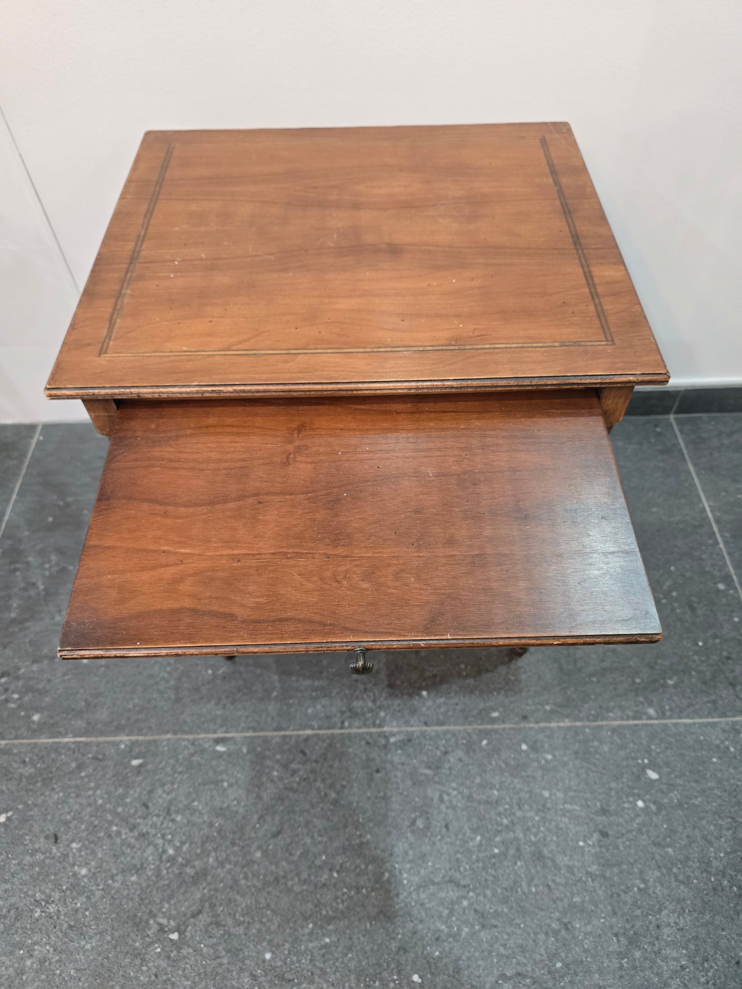 Table de chevet ou bout de canapé en bois – double plateau et tiroir