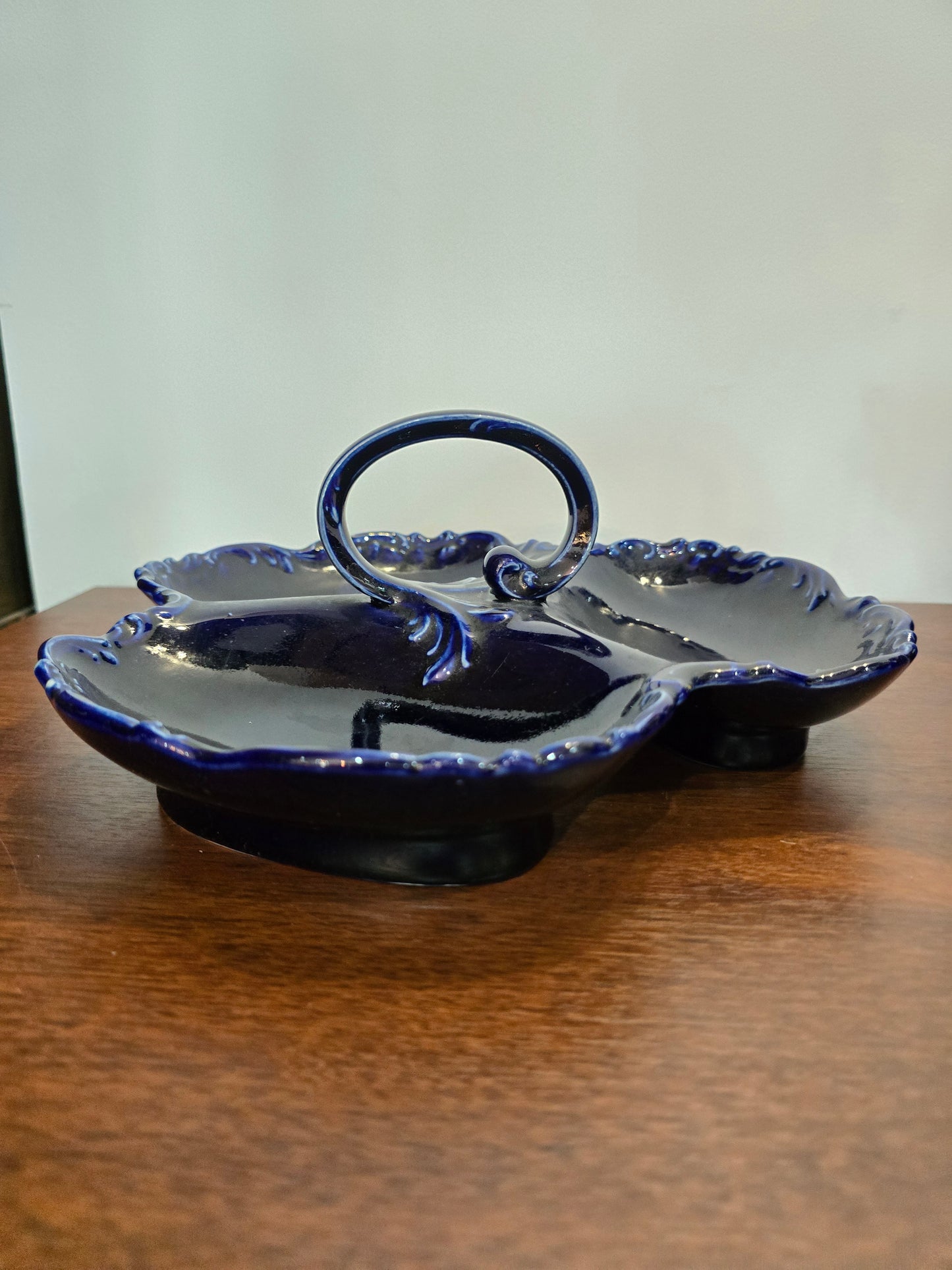 Plat compartimenté en céramique bleu cobalt à décor rocaille
