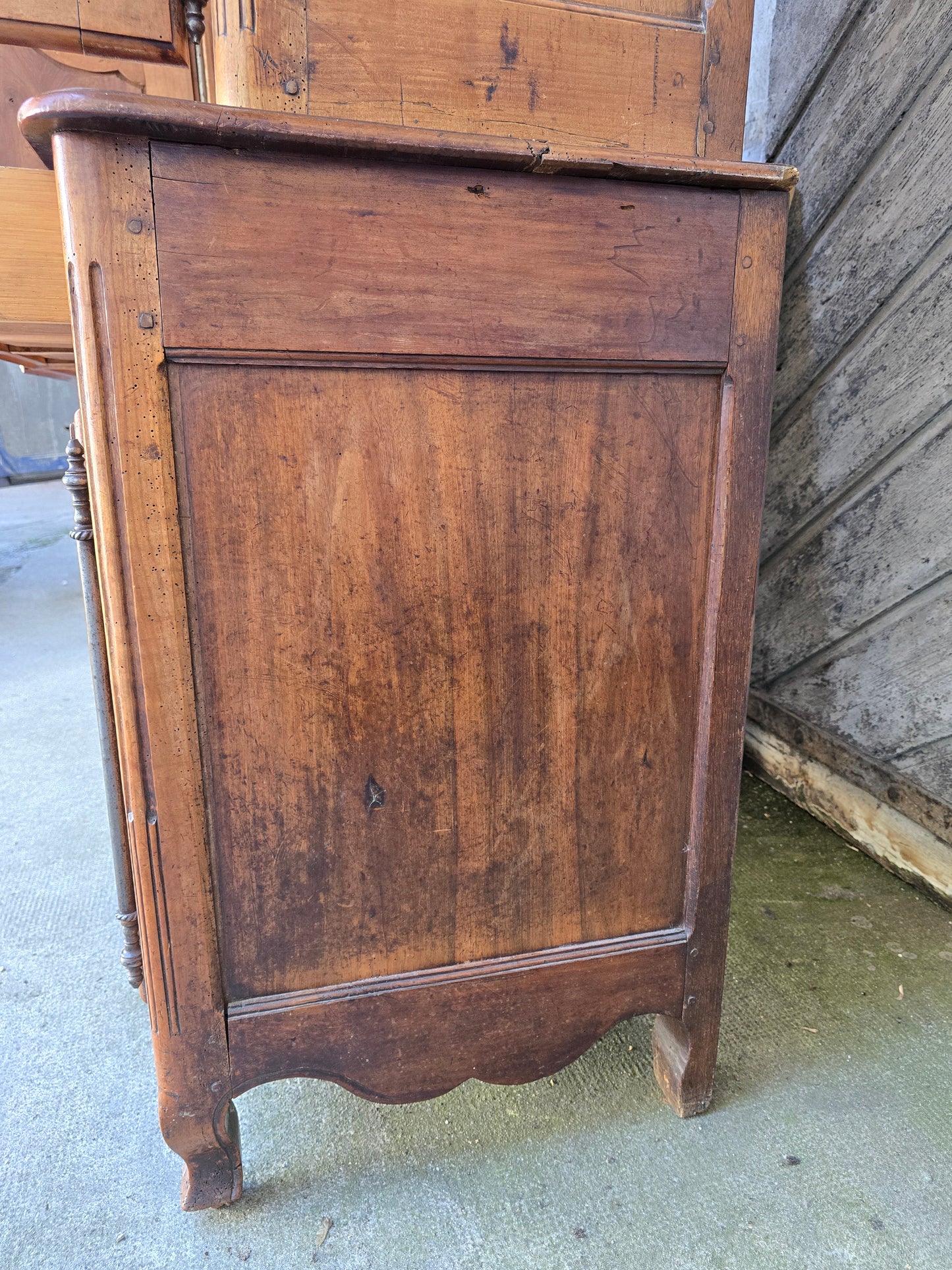 Buffet deux-corps d’époque Louis XV en noyer massif – XVIIIe siècle