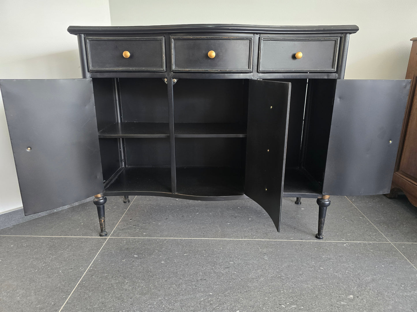 Buffet contemporain en métal noir – meuble moderne