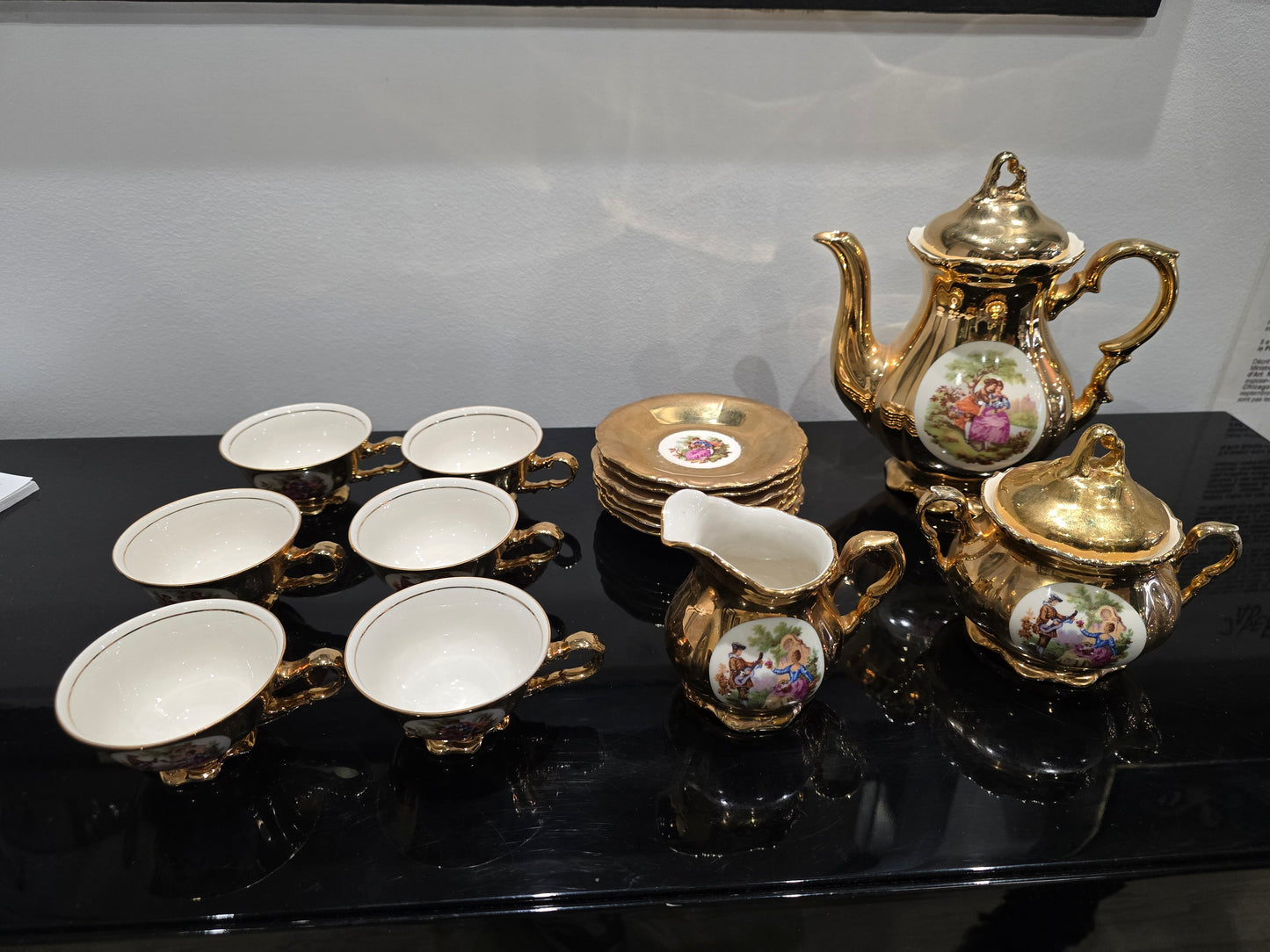 Service à café ancien en porcelaine dorée – Bavaria – Scènes galantes