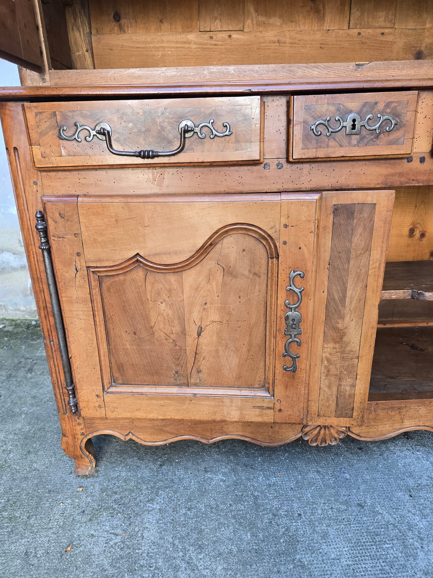 Buffet deux-corps d’époque Louis XV en noyer massif – XVIIIe siècle