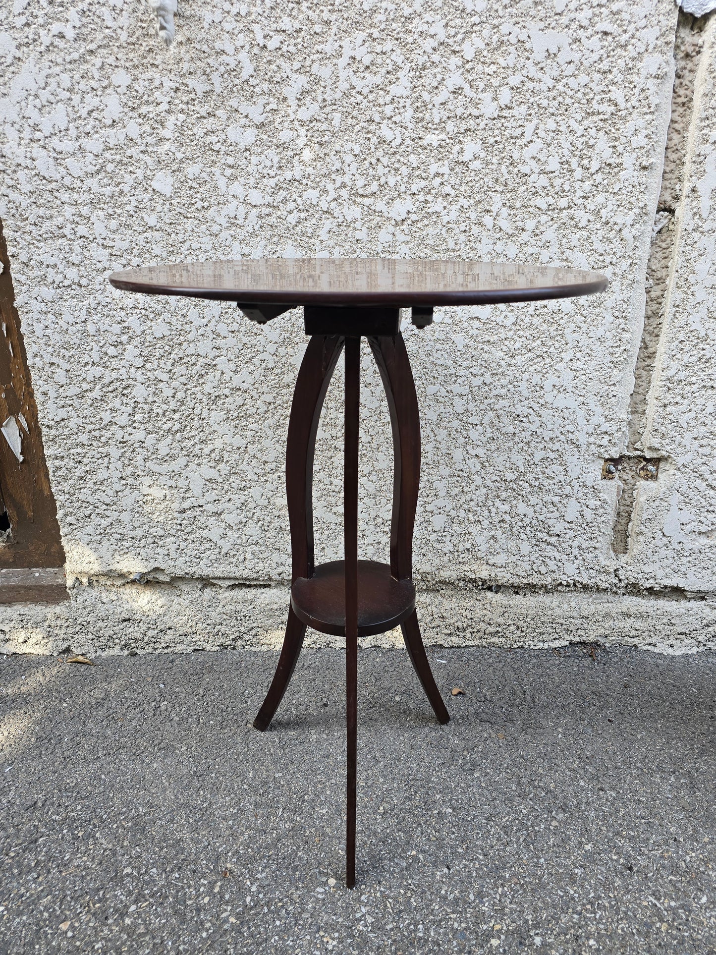 Guéridon tripode en acajou, à plateau basculant – Époque Directoire / début XIXᵉ siècle