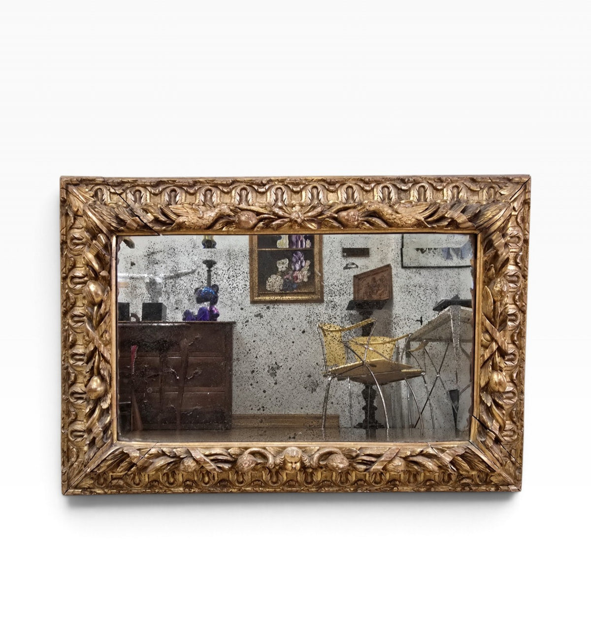 Exceptionnel miroir XVIIIe siècle en bois sculpté doré – décor oiseaux, fruits et angelot – 98 x 68 cm.