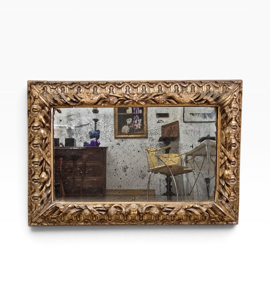 Exceptionnel miroir XVIIIe siècle en bois sculpté doré – décor oiseaux, fruits et angelot – 98 x 68 x 10cm.
