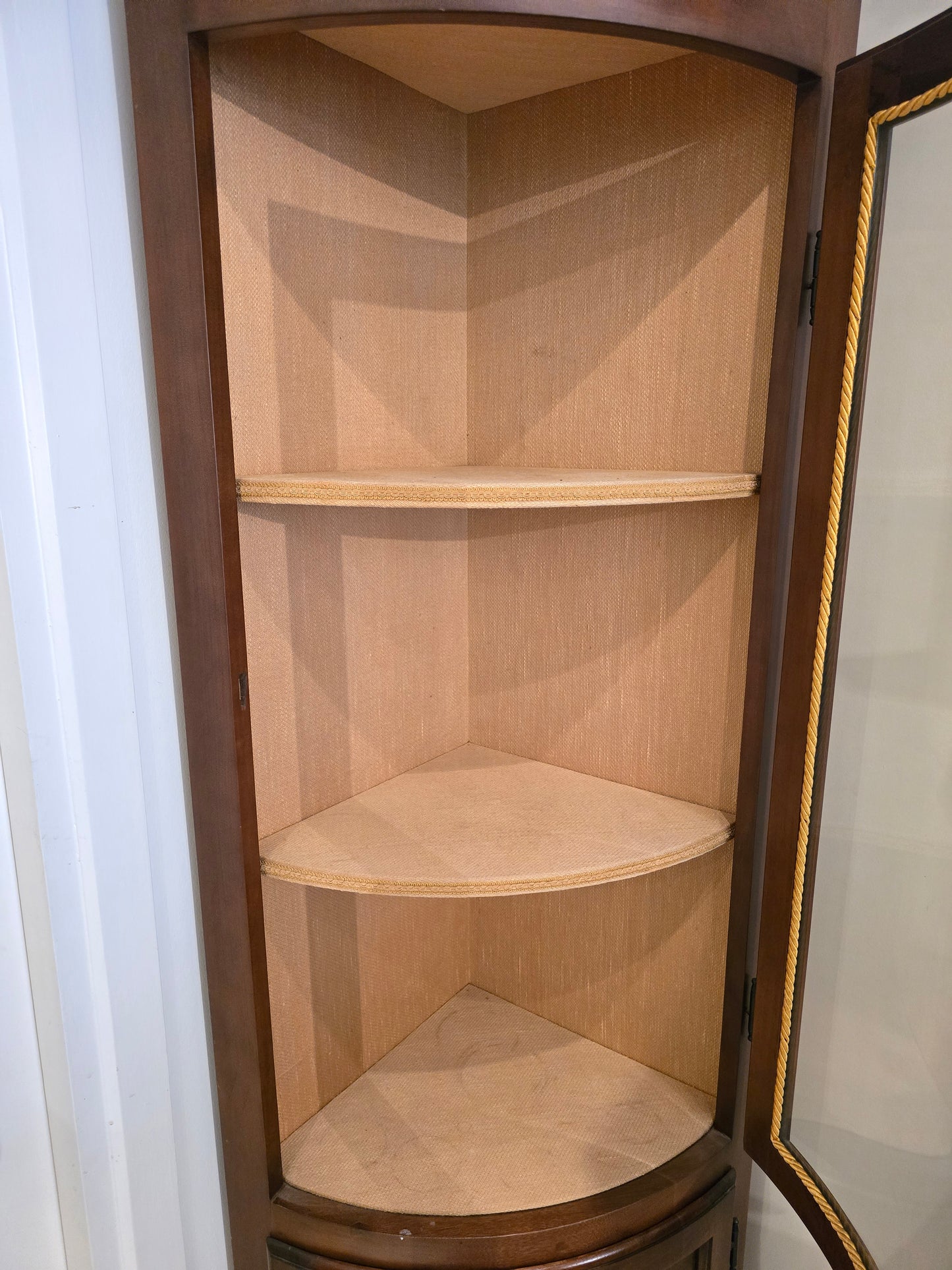 Vitrine d’encoignure ancienne en bois marqueté — Travail début XXe