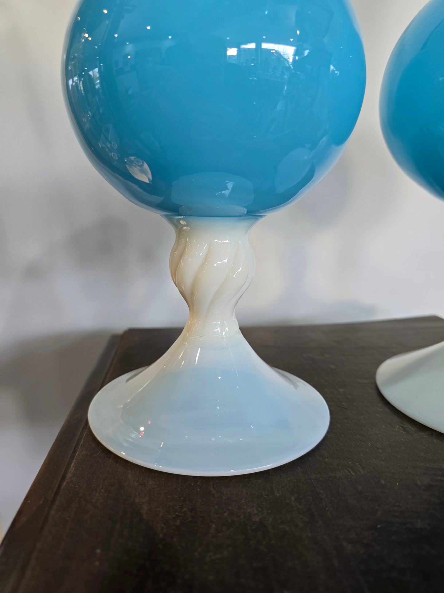 Paire de vase en verre soufflé bleu opalin – H. 35 cm