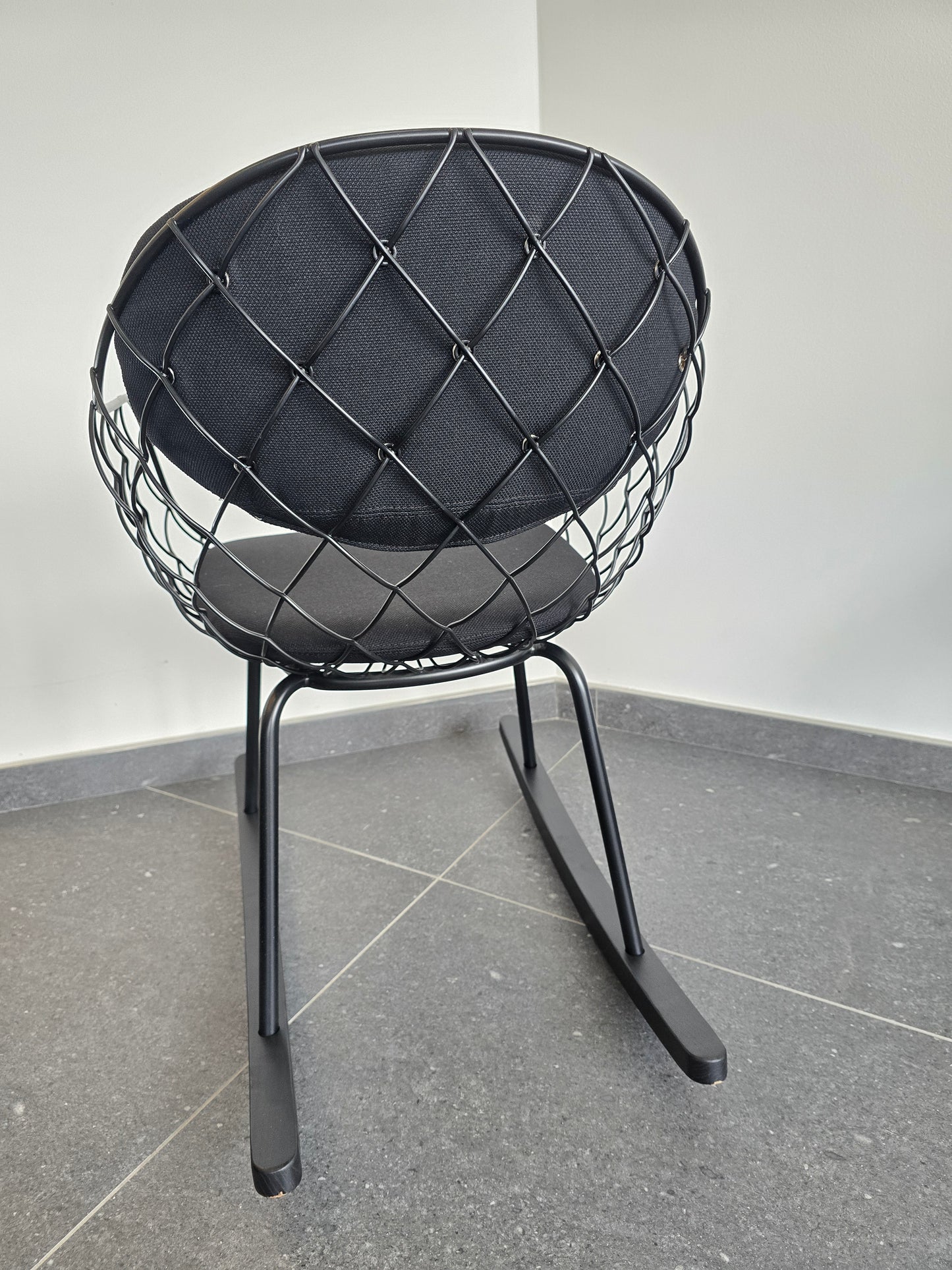 Fauteuil à bascule design Piña – Jaime Hayon pour Magis – Made in Italy