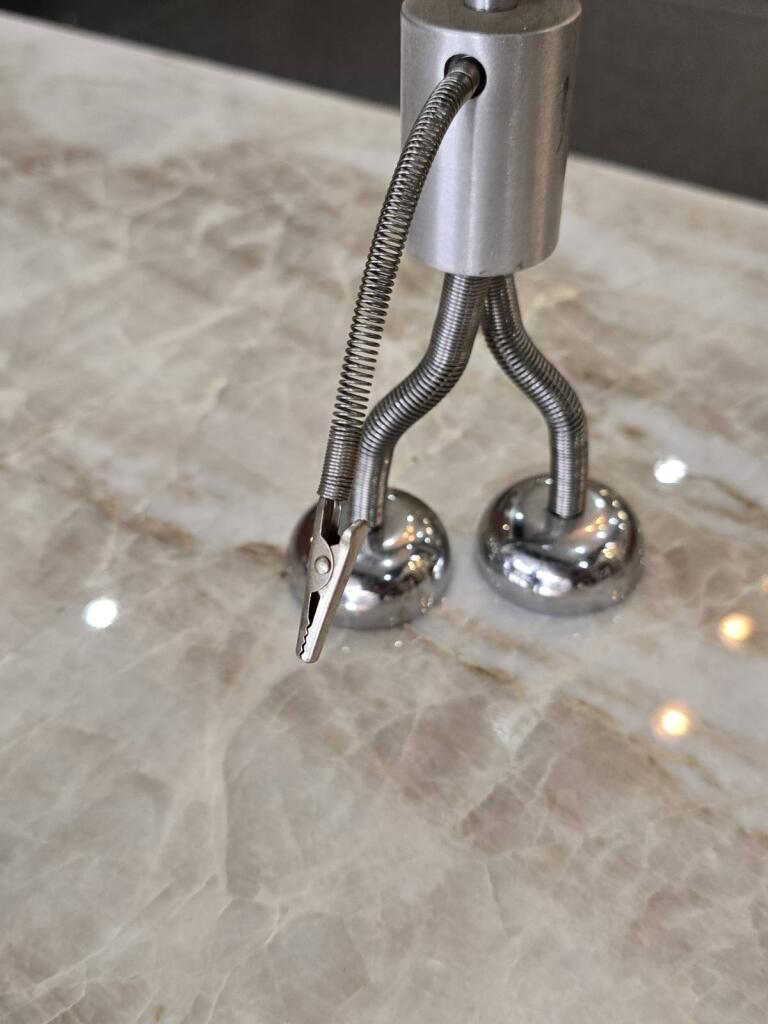 Horloge design robot en métal chromé - La Chaise Longue