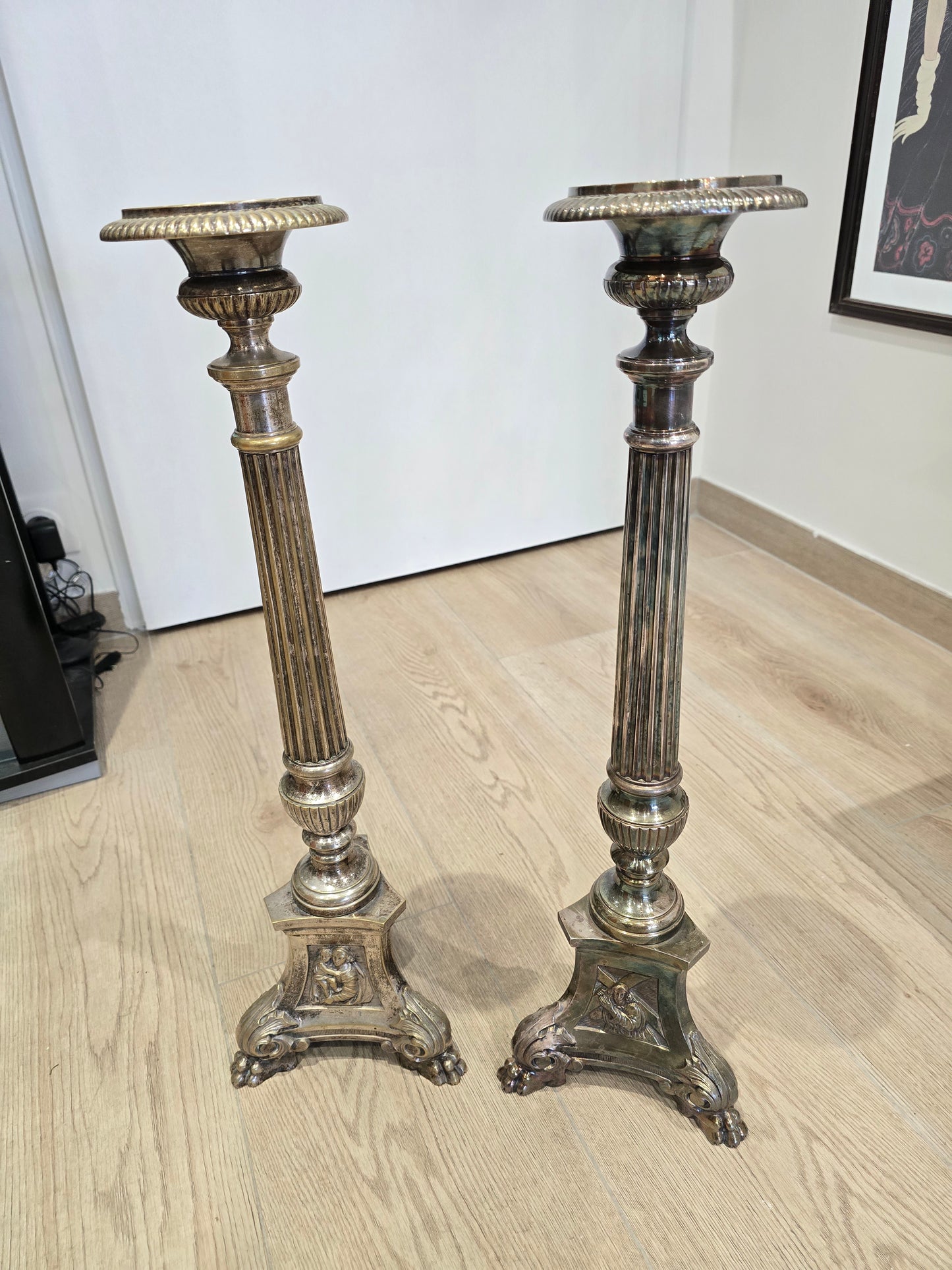 Paire de grands bougeoirs en métal argenté – Style classique – XXe siècle