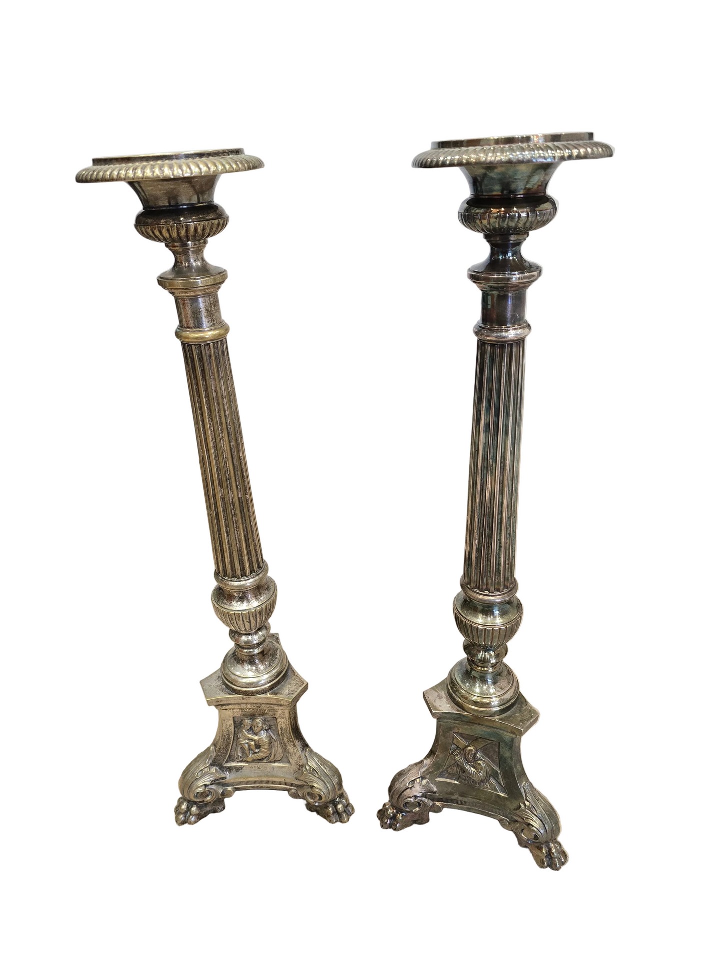 Paire de grands bougeoirs en métal argenté – Style classique – XXe siècle
