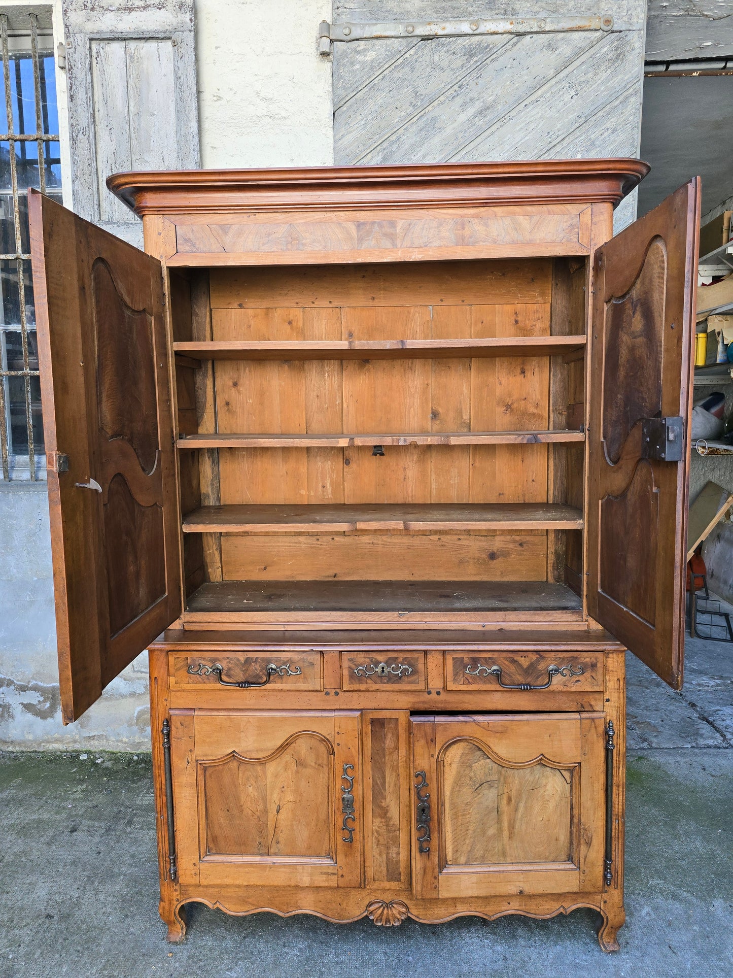 Buffet deux-corps d’époque Louis XV en noyer massif – XVIIIe siècle