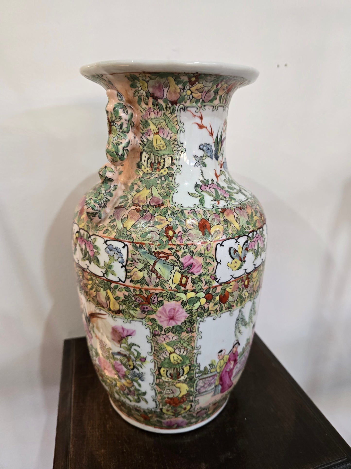 Vase chinois en porcelaine décor floral et scènes – Époque XXe siècle