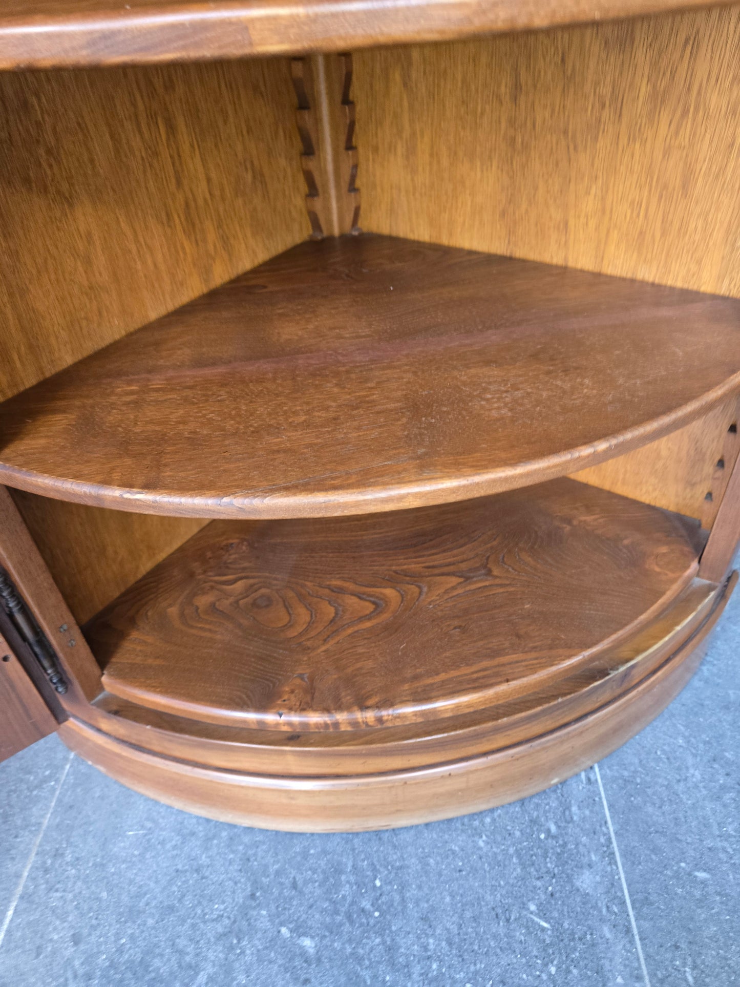 Encoignure galbée en bois – Style classique