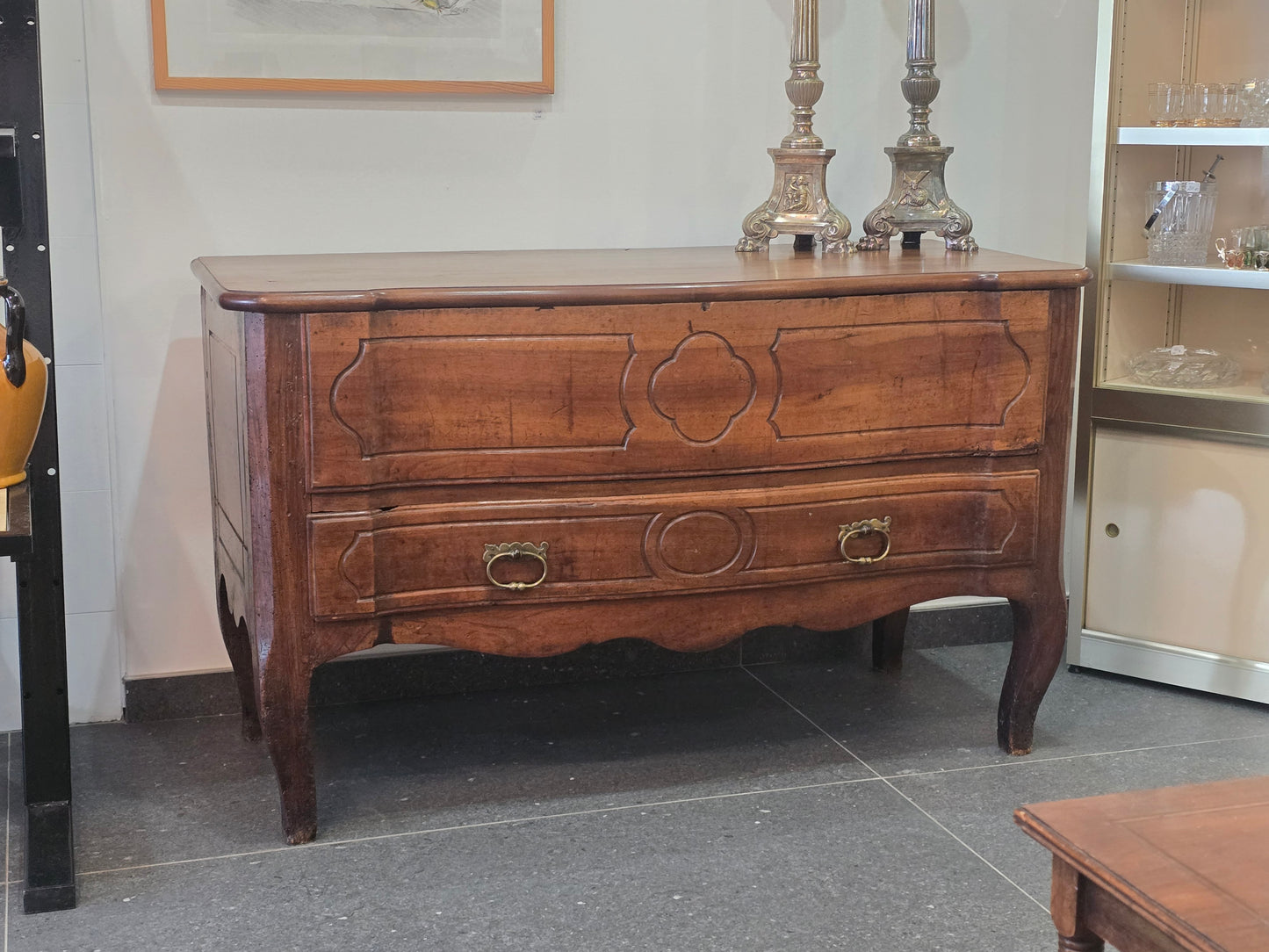 Commode coffre régionale en noyer massif, style Louis XV – fin XVIIIe / début XIXe siècle