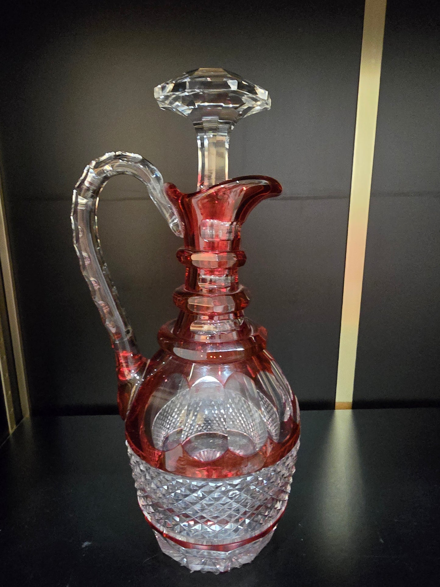 Carafe aiguière en cristal doublé rouge – Saint-Louis