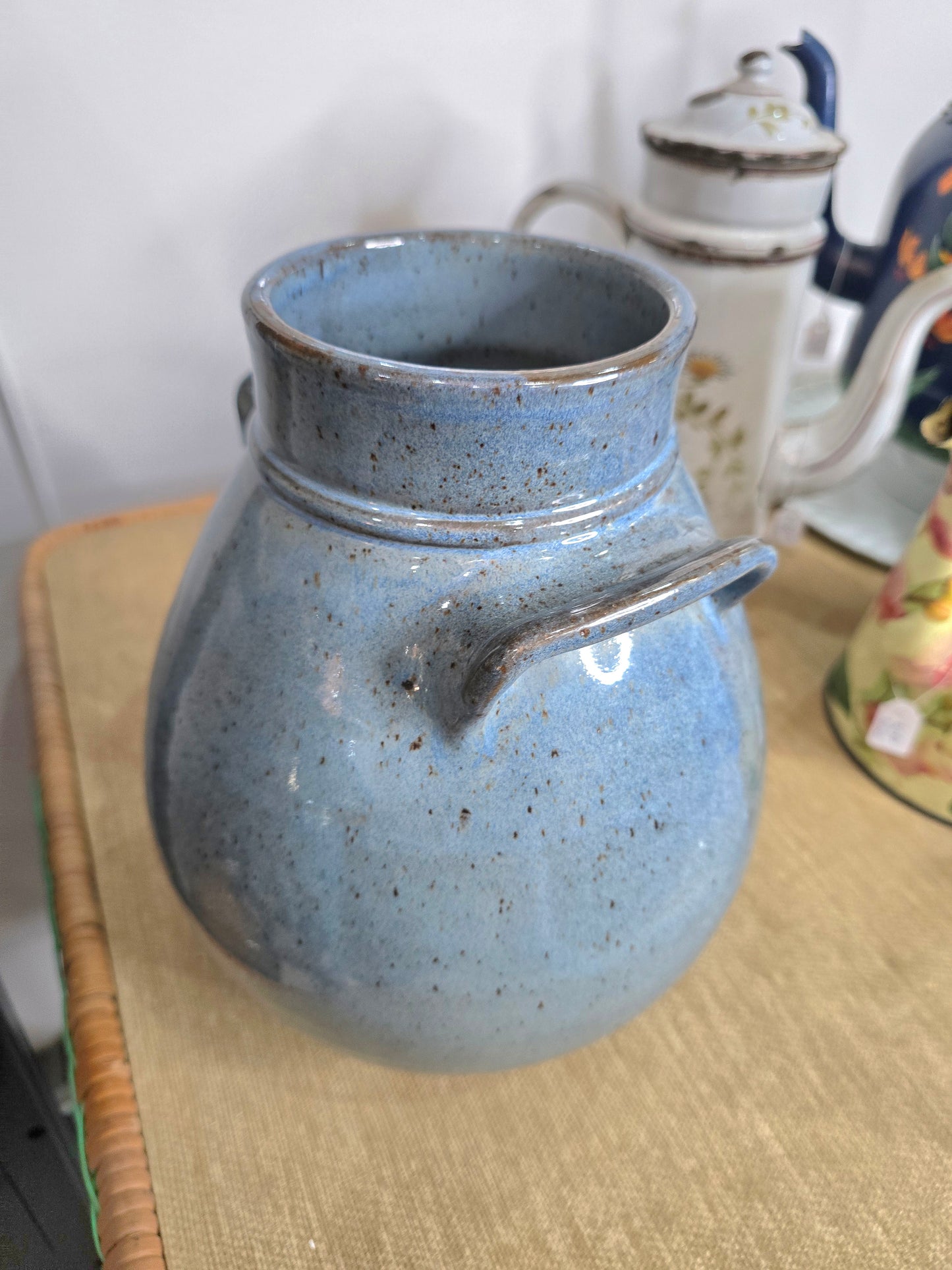 Vase en grès émaillé bleu – Forme pansue à anses – Travail artisanal