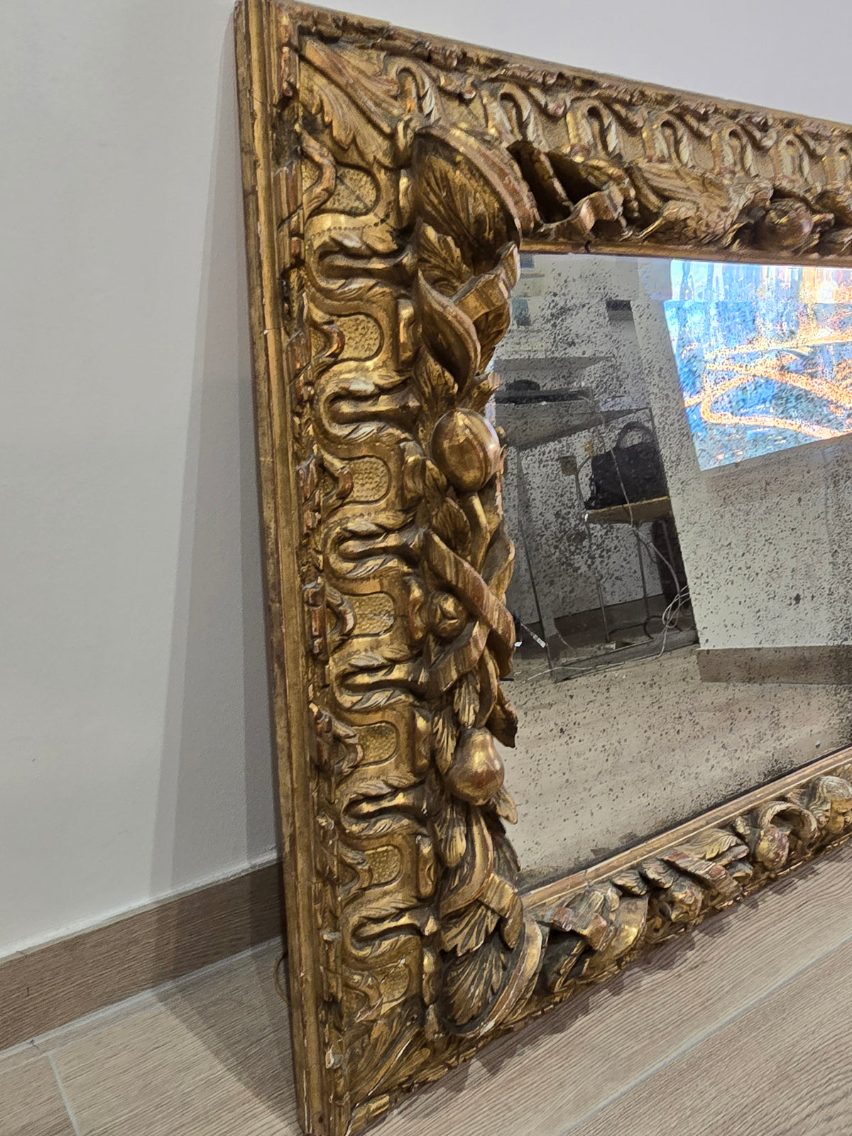 Exceptionnel miroir XVIIIe siècle en bois sculpté doré – décor oiseaux, fruits et angelot – 98 x 68 cm.