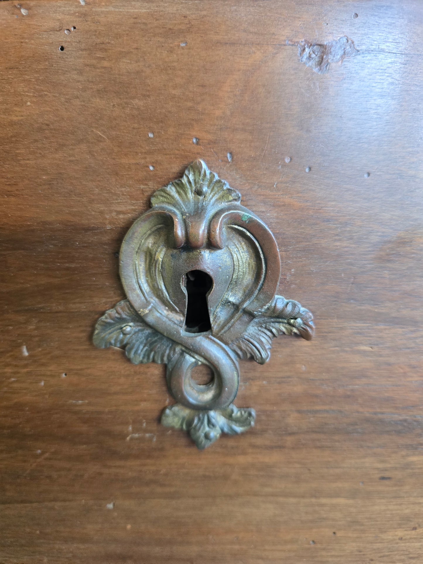Commode provinciale en noyer massif – Époque Louis XIV / Régence – Début XVIIIᵉ siècle