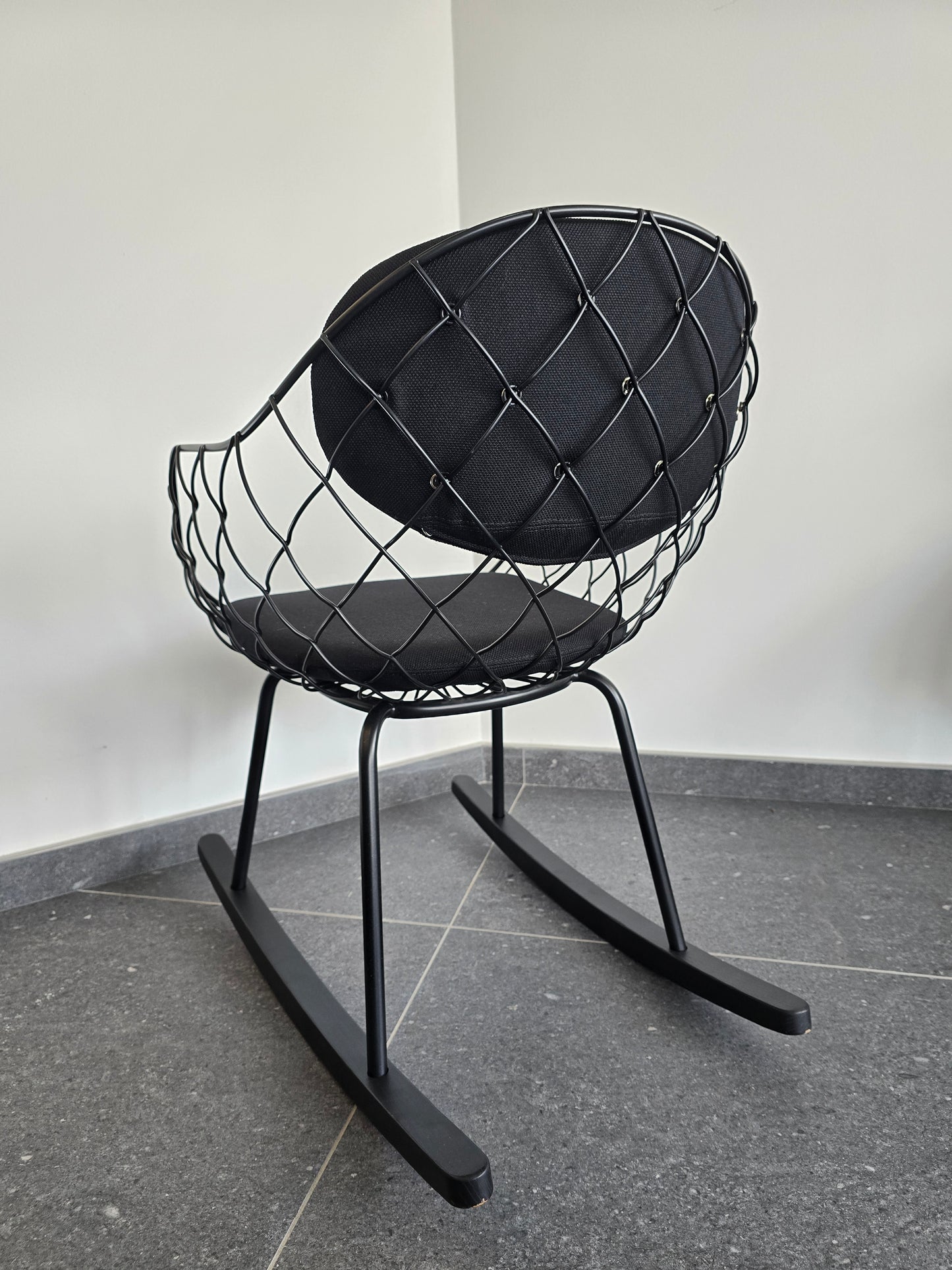Fauteuil à bascule design Piña – Jaime Hayon pour Magis – Made in Italy